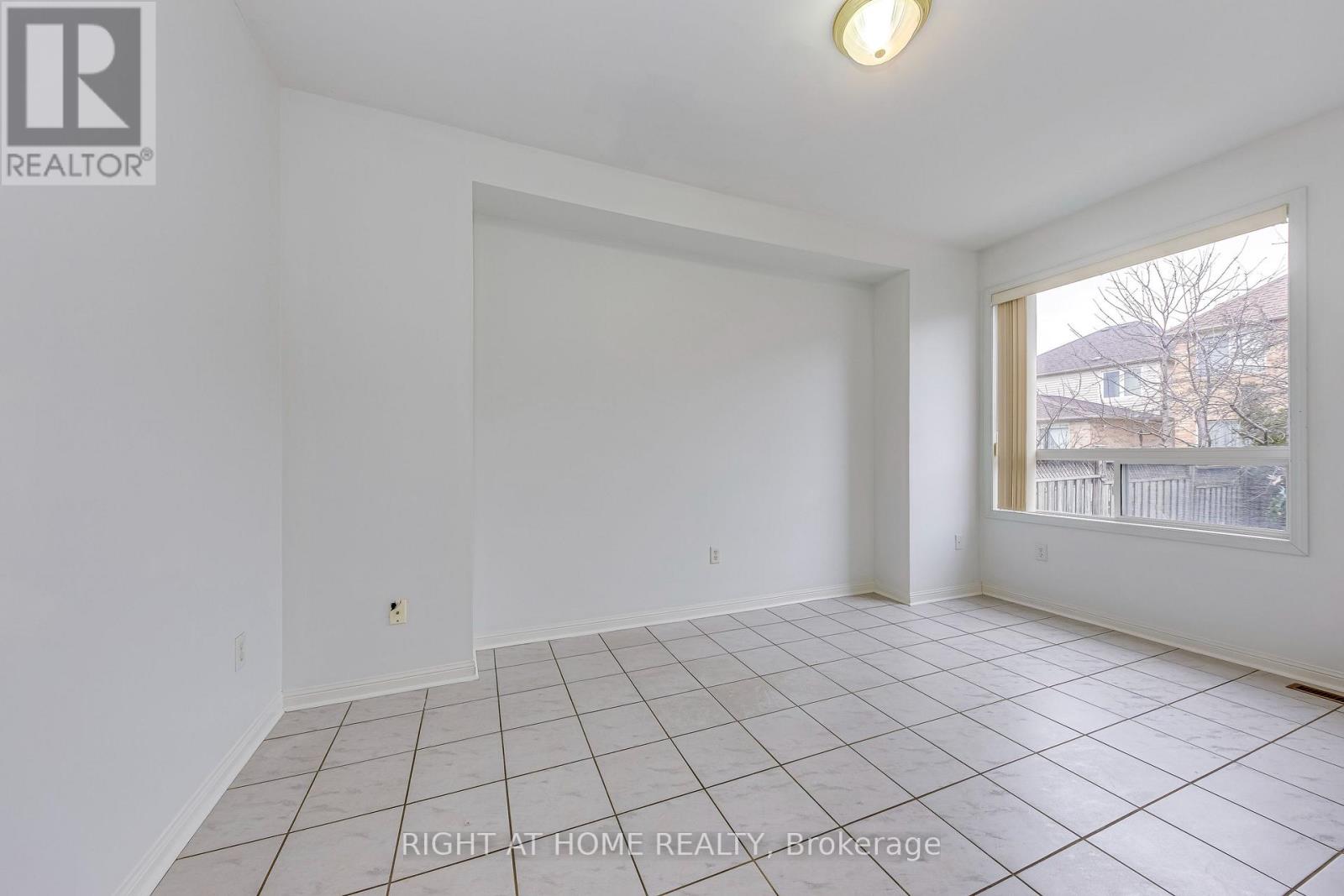 1348 Weir Chase, Mississauga, Ontario  L5V 2W9 - Photo 9 - W12693908