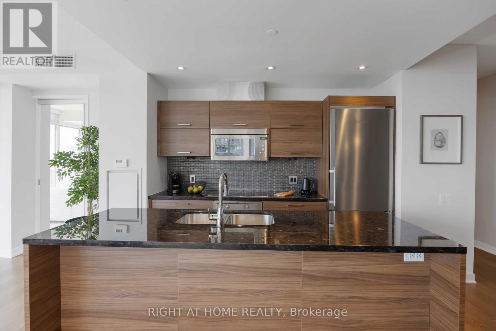 2205 - 90 Park Lawn Road, Toronto (Mimico), Ontario  M8Y 0B6 - Photo 8 - W12693912