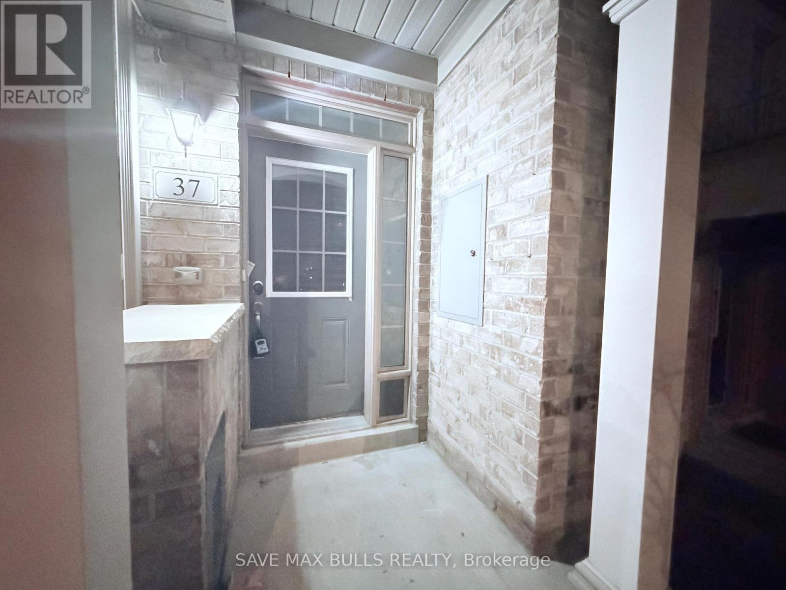 37 Magpie Way, Whitby, Ontario  L1N 0K7 - Photo 4 - E12679026