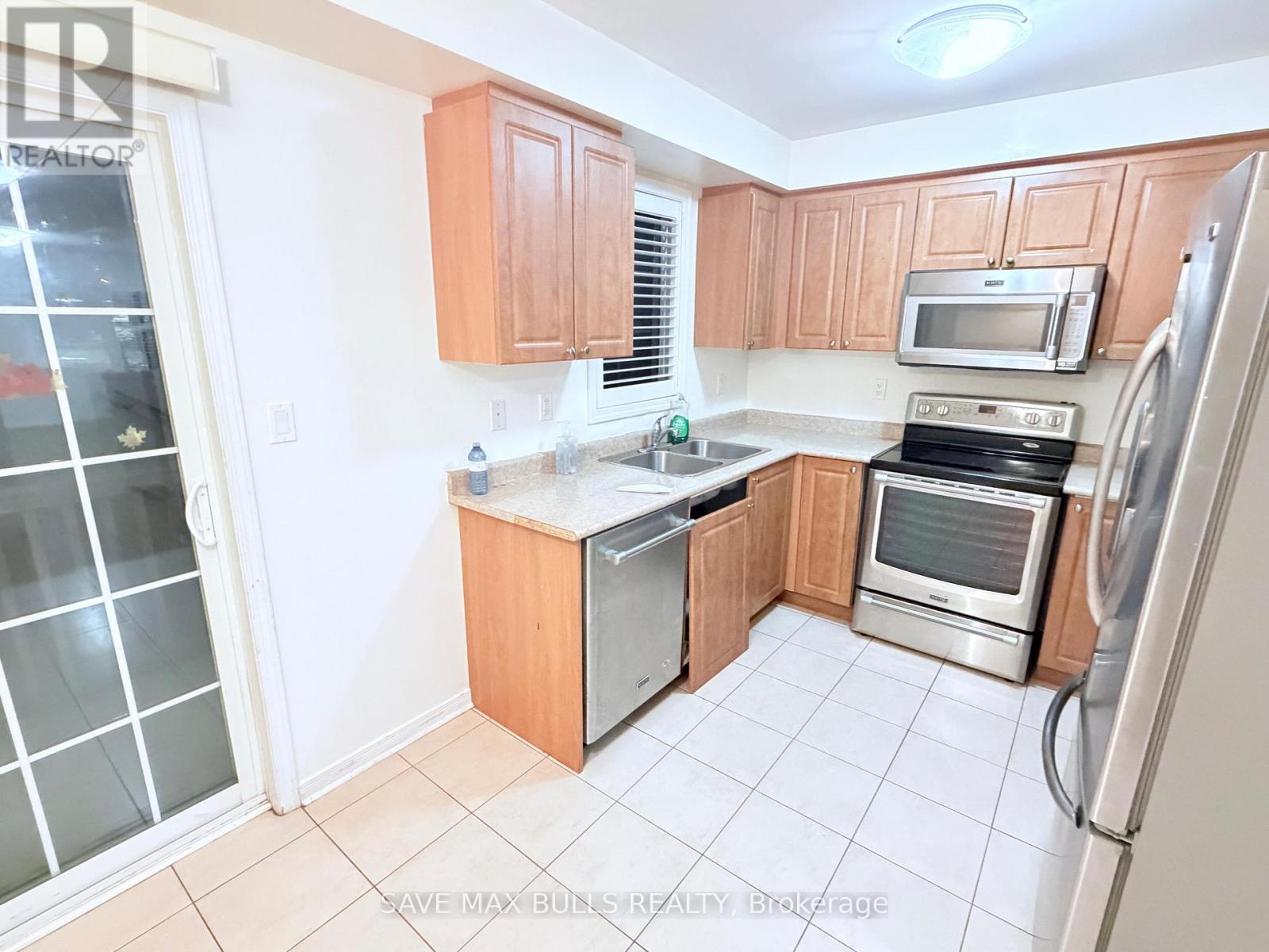 37 Magpie Way, Whitby, Ontario  L1N 0K7 - Photo 6 - E12679026