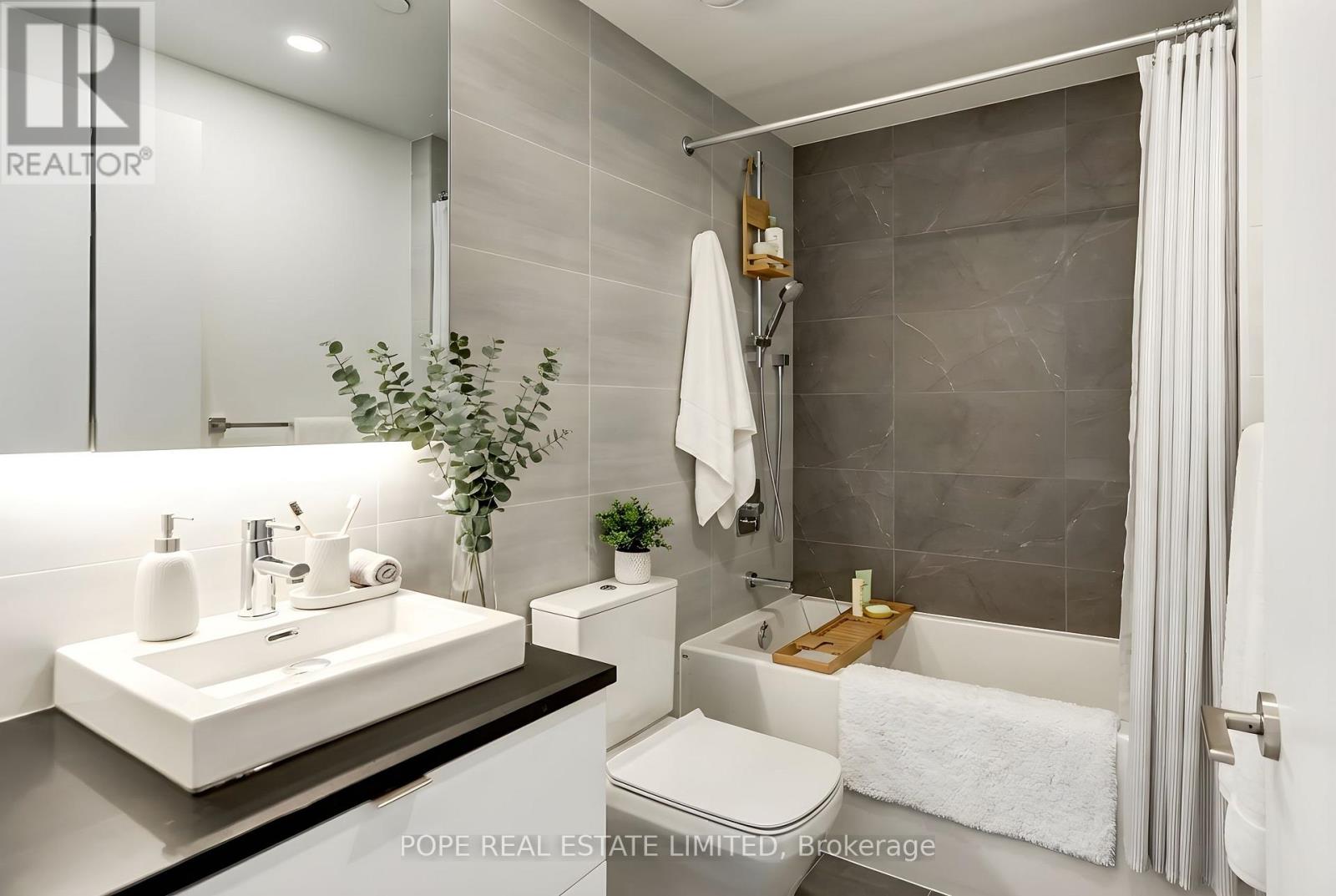 811 - 21 Lawren Harris Square, Toronto, Ontario  M5A 1H7 - Photo 4 - C12693944