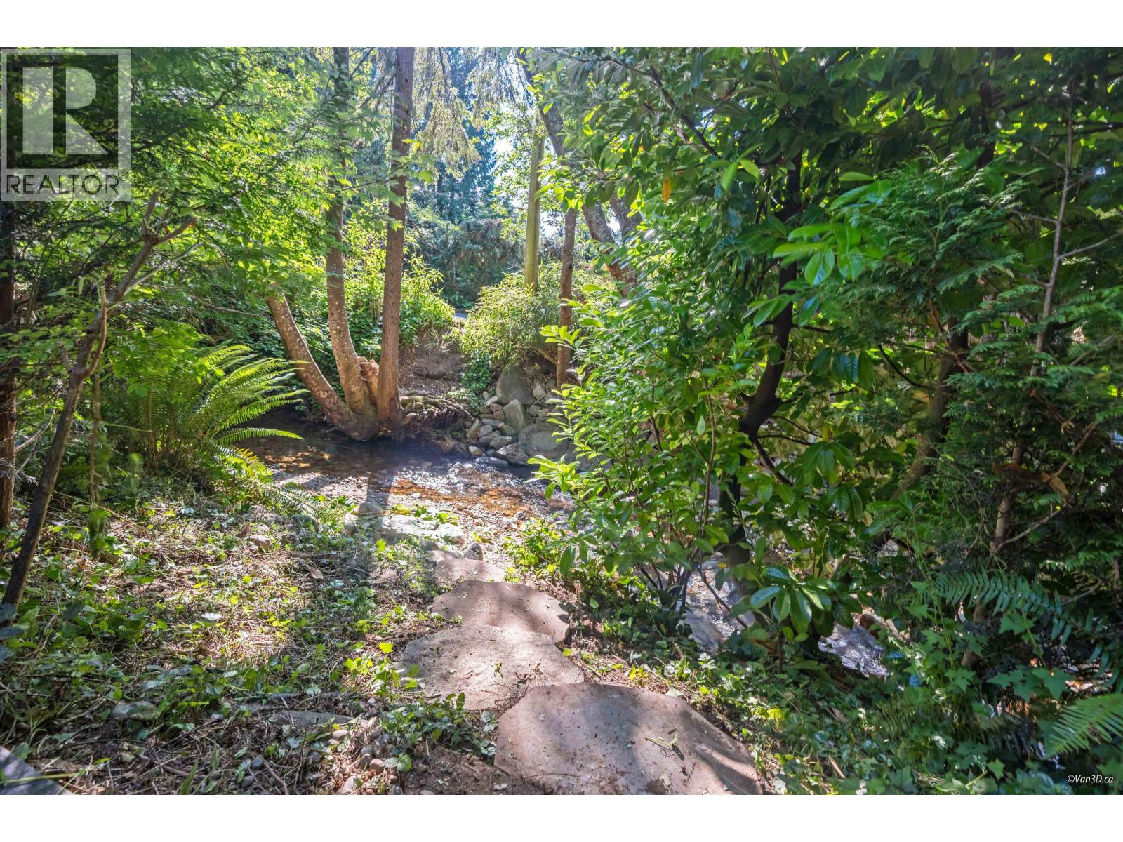 3870 Emerald Drive, North Vancouver, British Columbia  V7R 3B8 - Photo 4 - R3079388