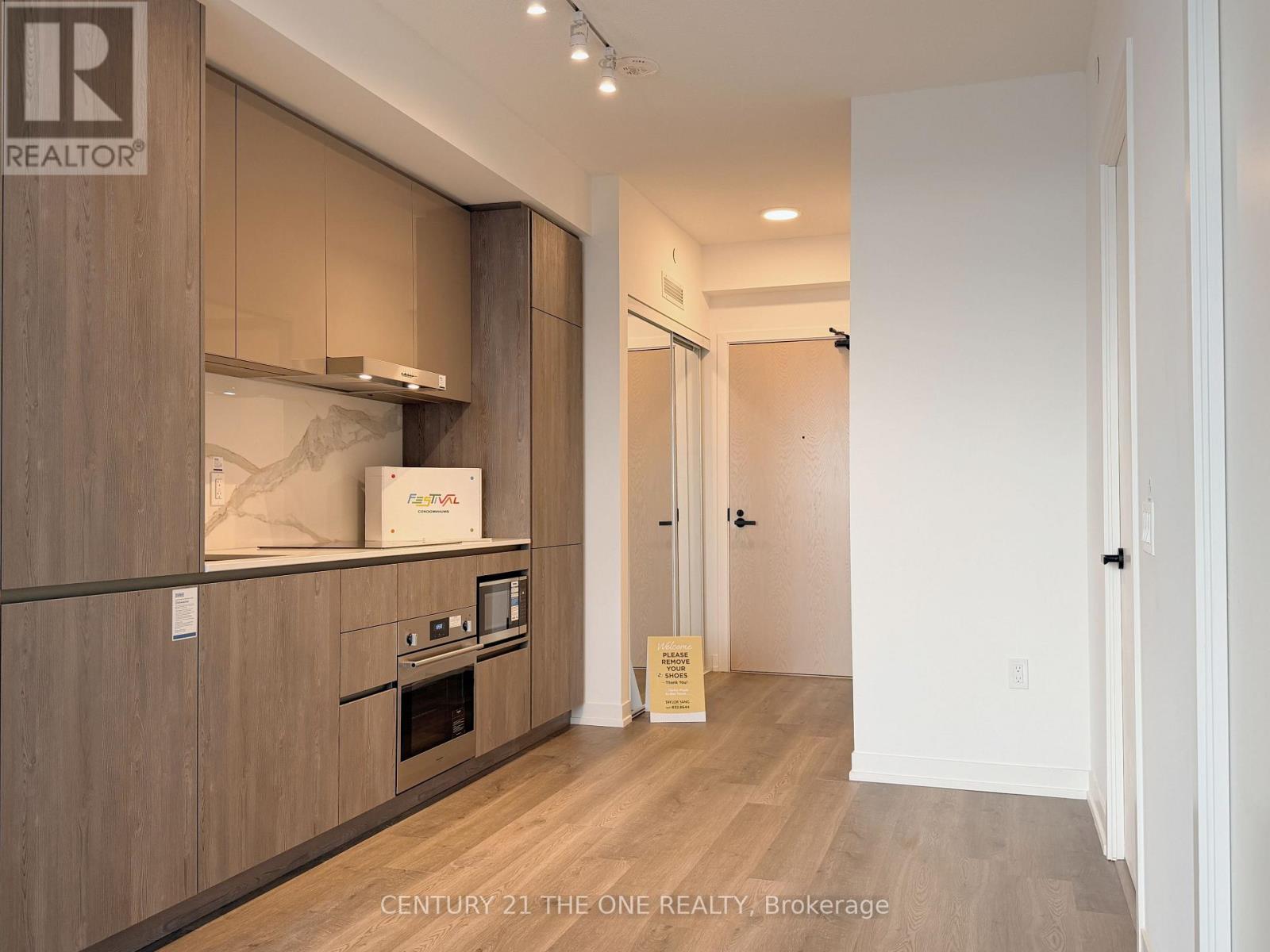 2310 - 8 Interchange Way, Vaughan (Vaughan Corporate Centre), Ontario  L4K 5Z7 - Photo 3 - N12694022