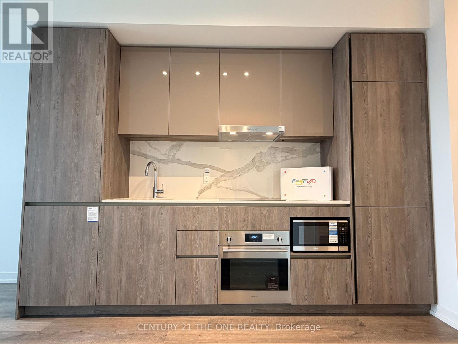 2310 - 8 Interchange Way, Vaughan (Vaughan Corporate Centre), Ontario  L4K 5Z7 - Photo 7 - N12694022