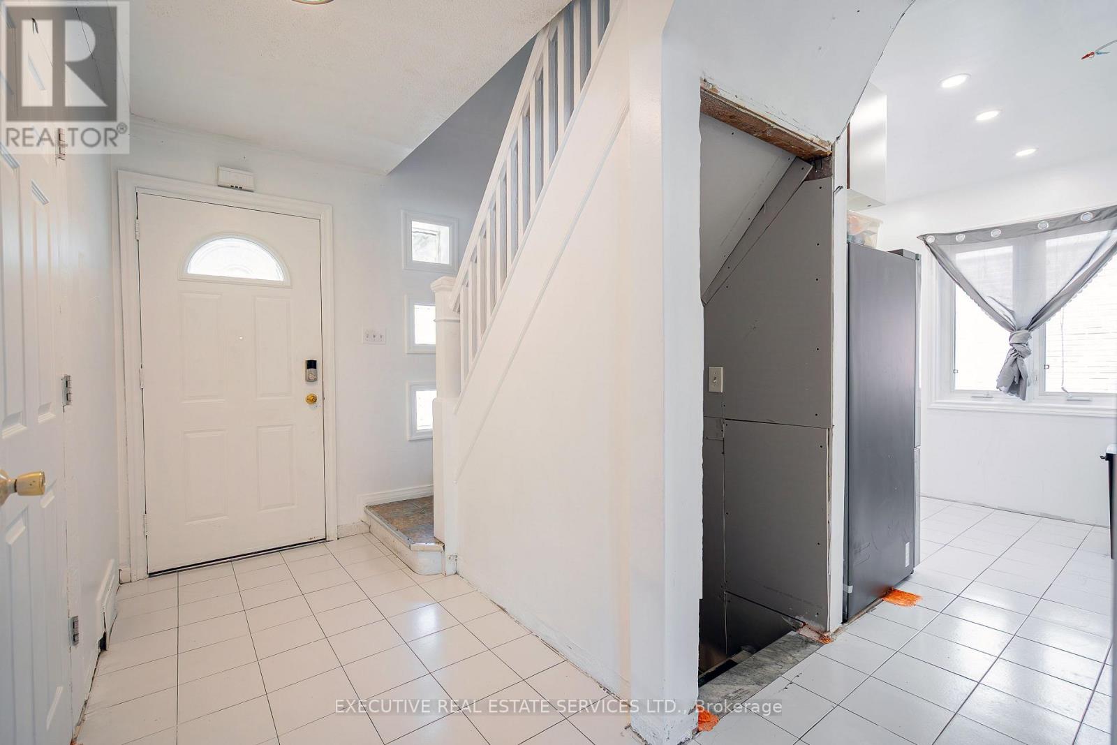 49 Trethewey Drive, Toronto (Beechborough-Greenbrook), Ontario  M6M 4B1 - Photo 10 - W12694004