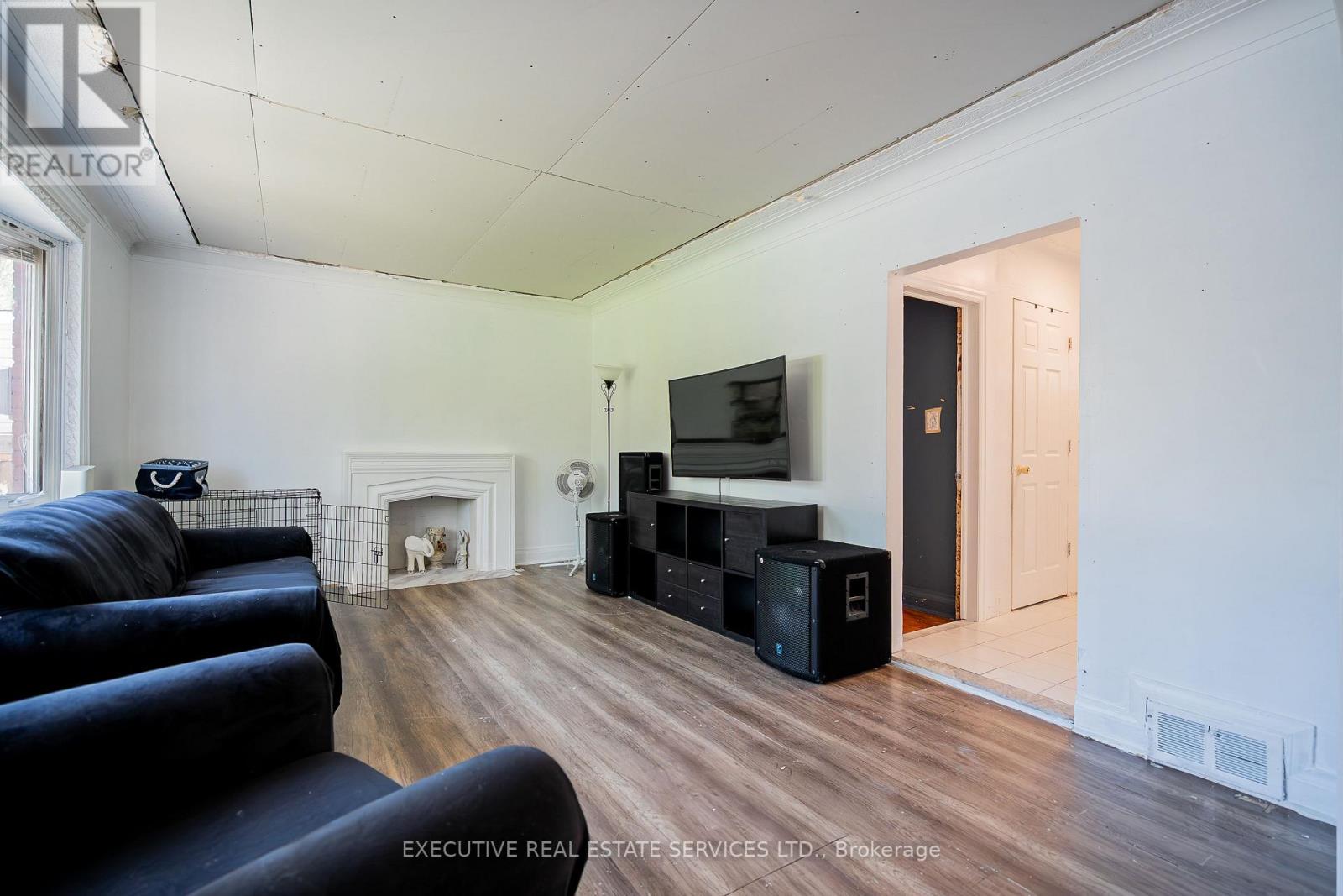 49 Trethewey Drive, Toronto (Beechborough-Greenbrook), Ontario  M6M 4B1 - Photo 11 - W12694004