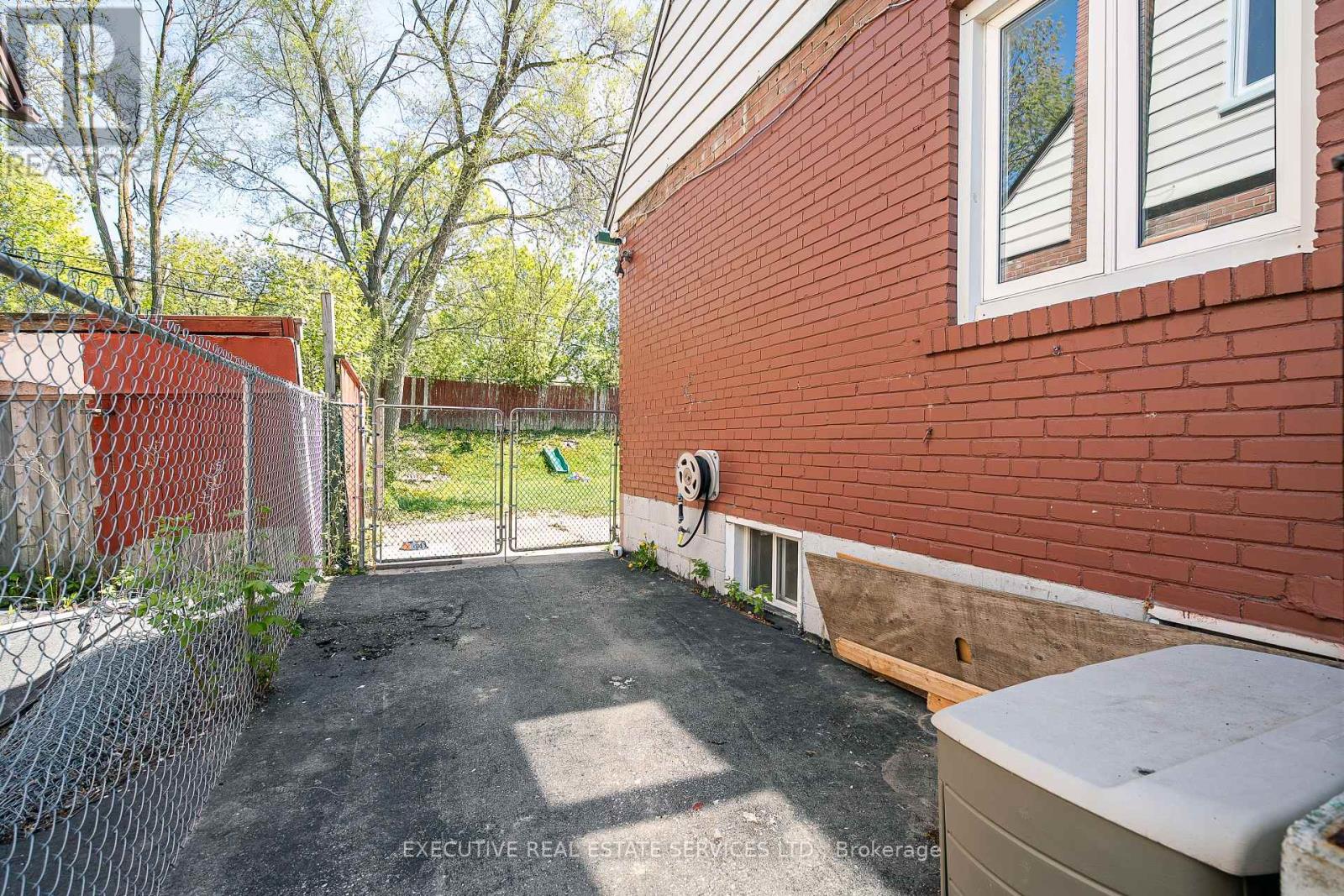 49 Trethewey Drive, Toronto (Beechborough-Greenbrook), Ontario  M6M 4B1 - Photo 35 - W12694004