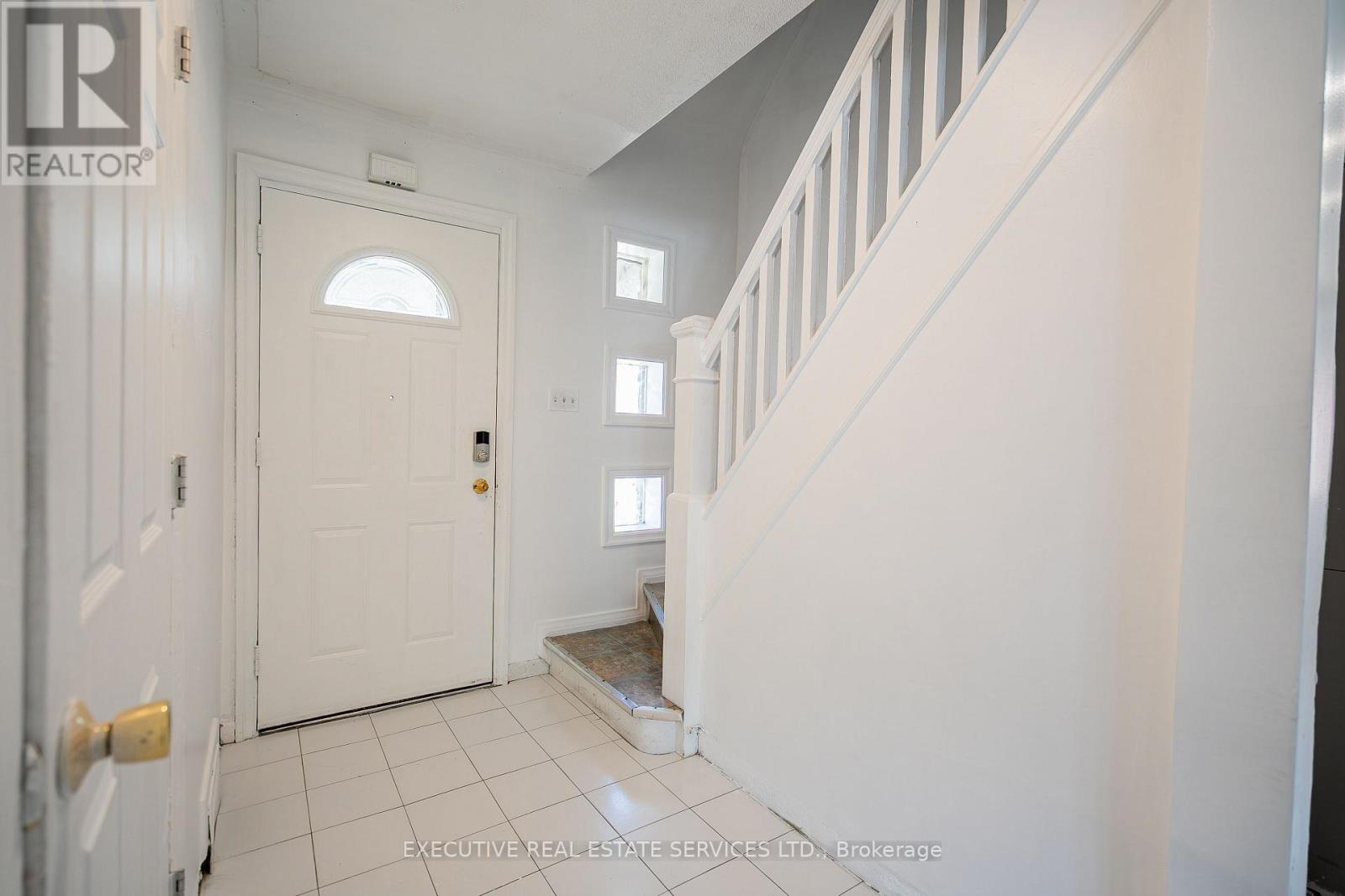 49 Trethewey Drive, Toronto (Beechborough-Greenbrook), Ontario  M6M 4B1 - Photo 7 - W12694004