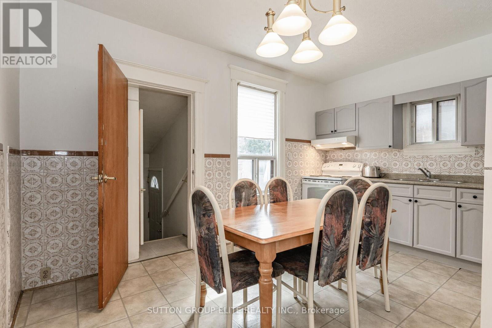 Upper - 23 Burnfield Avenue, Toronto (Dovercourt-Wallace Emerson-Junction), Ontario  M6G 1Y4 - Photo 12 - W12694016