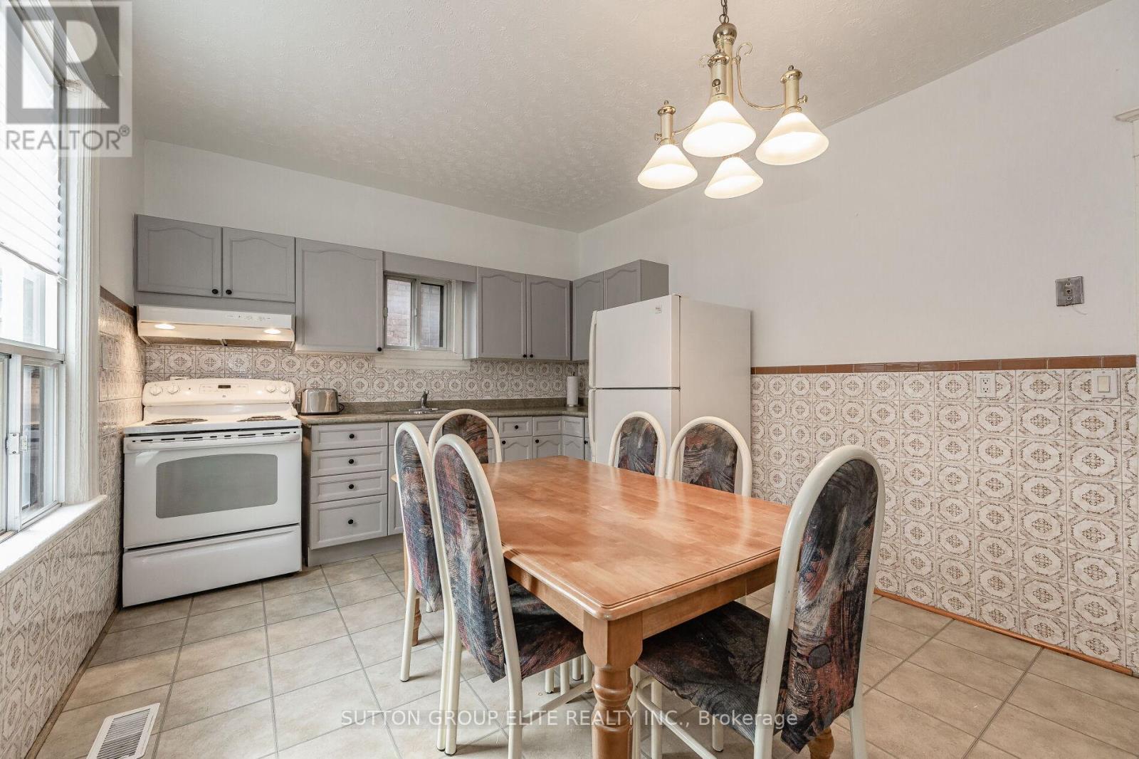 Upper - 23 Burnfield Avenue, Toronto (Dovercourt-Wallace Emerson-Junction), Ontario  M6G 1Y4 - Photo 13 - W12694016