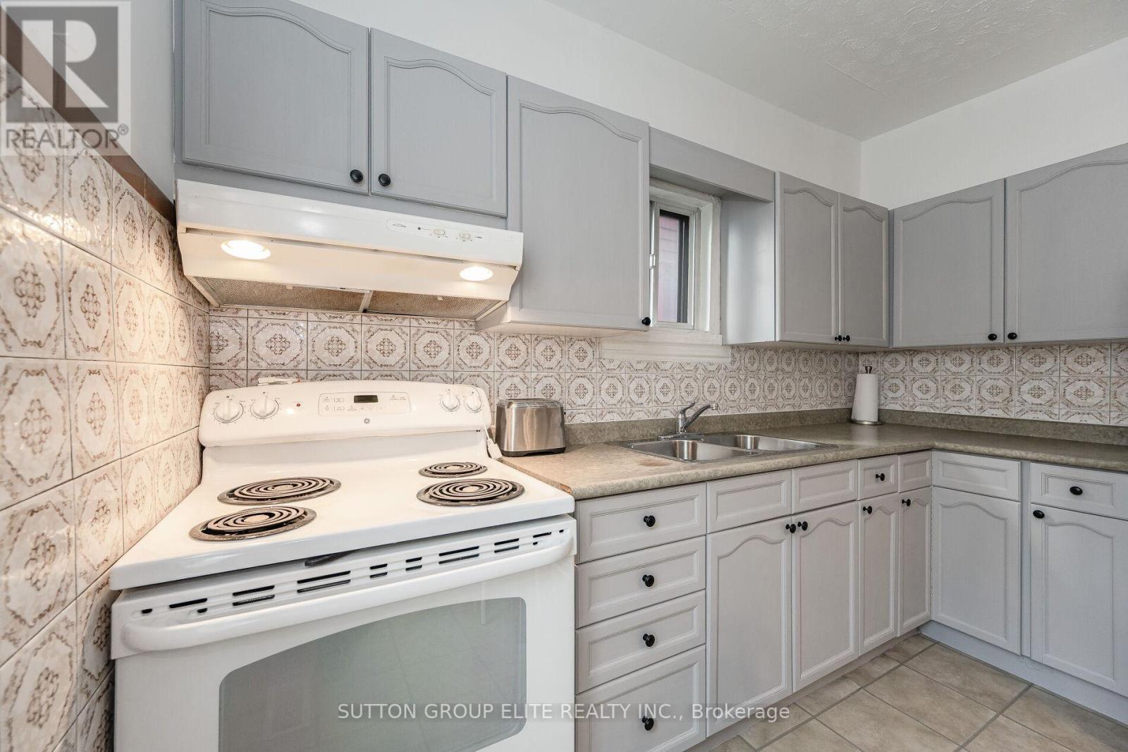 Upper - 23 Burnfield Avenue, Toronto (Dovercourt-Wallace Emerson-Junction), Ontario  M6G 1Y4 - Photo 14 - W12694016