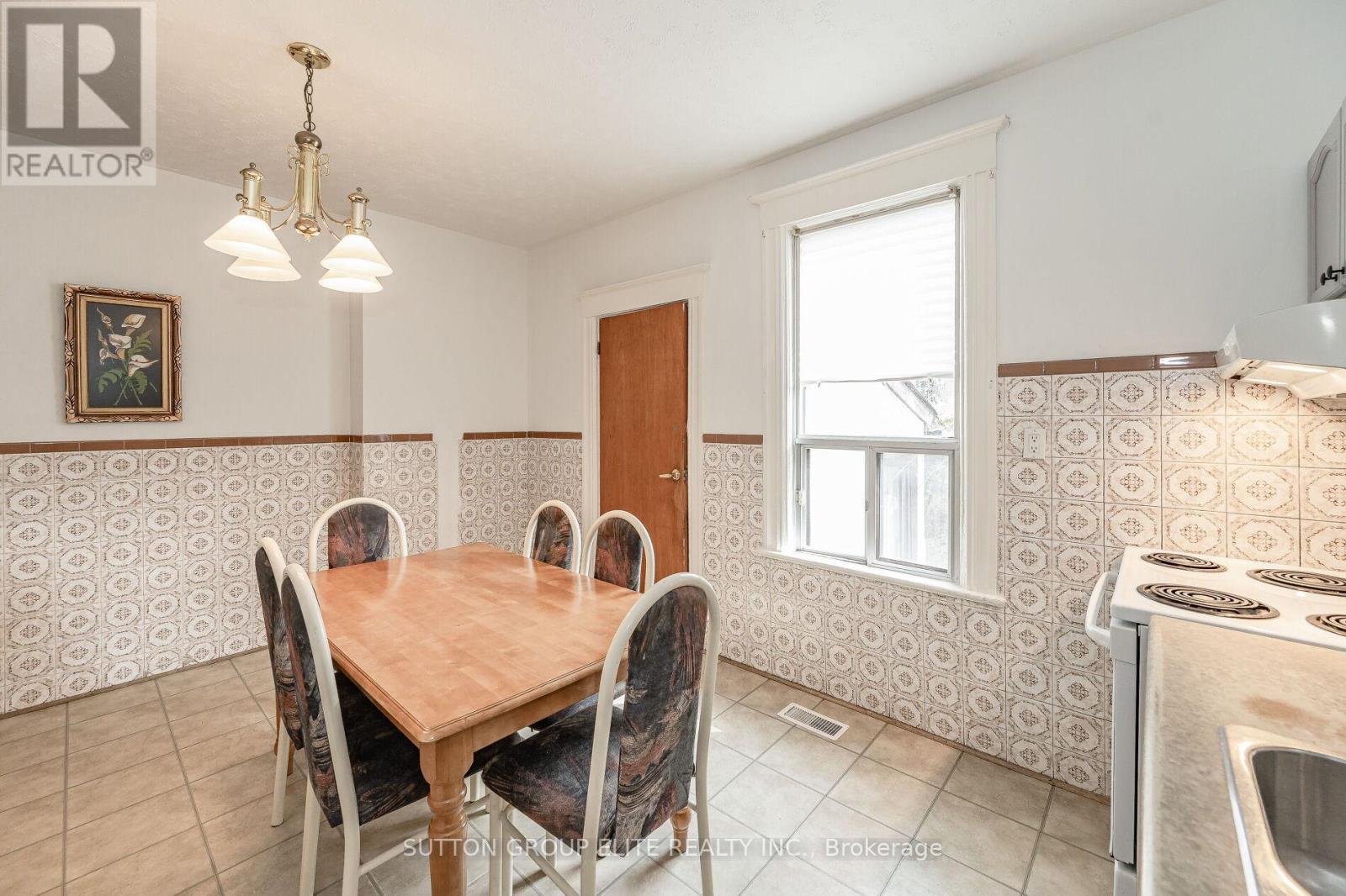 Upper - 23 Burnfield Avenue, Toronto (Dovercourt-Wallace Emerson-Junction), Ontario  M6G 1Y4 - Photo 16 - W12694016