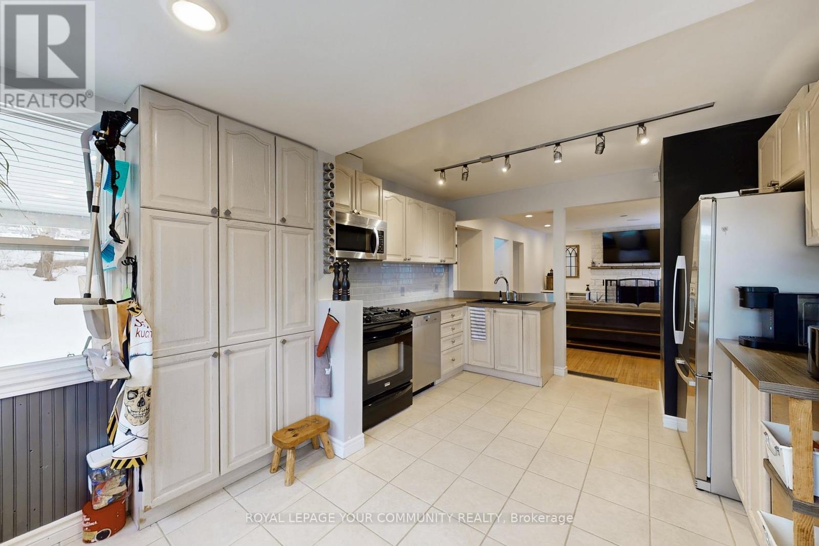 8 Victor Drive, Whitchurch-Stouffville, Ontario  L4A 3G5 - Photo 15 - N12694100