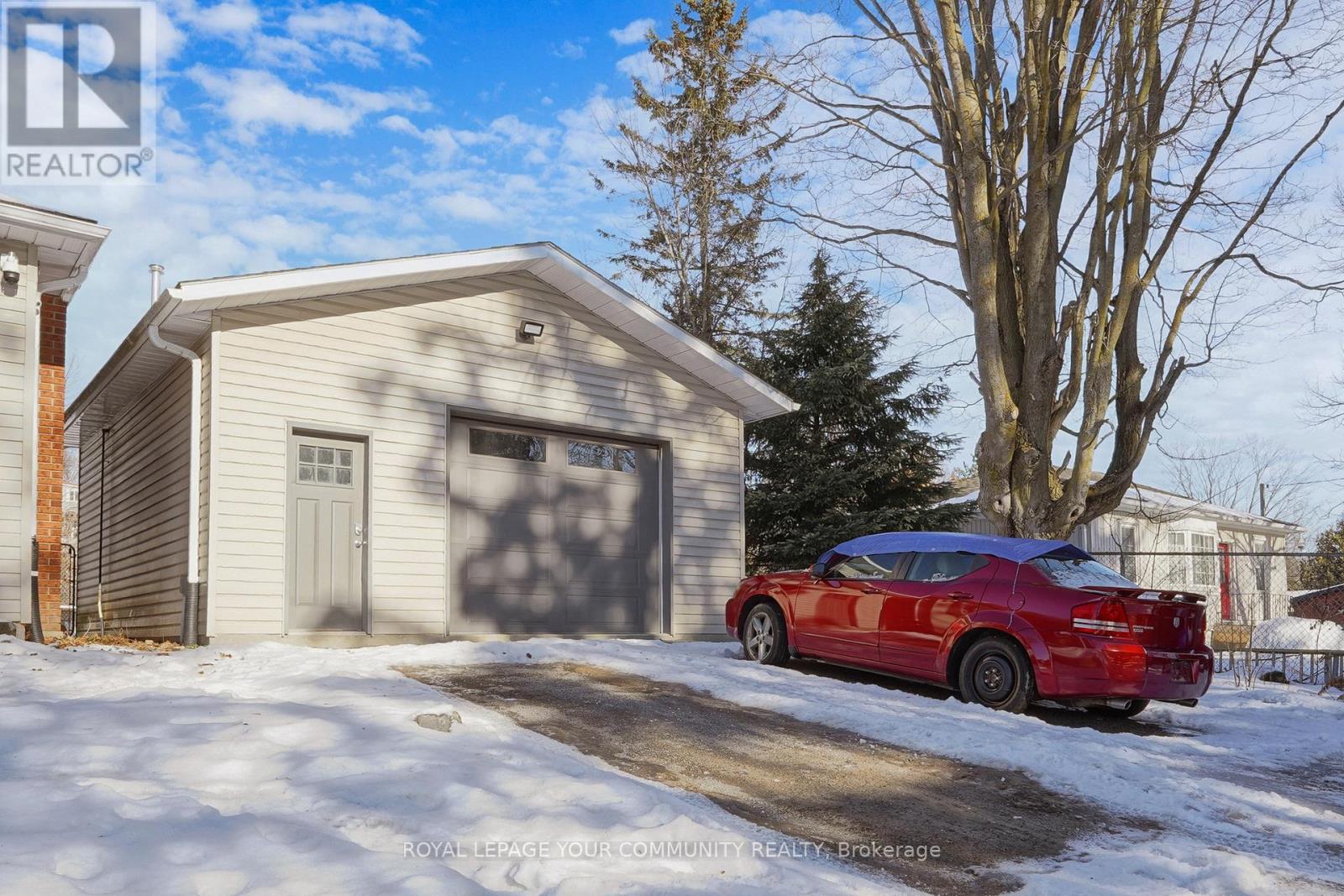 8 Victor Drive, Whitchurch-Stouffville, Ontario  L4A 3G5 - Photo 4 - N12694100