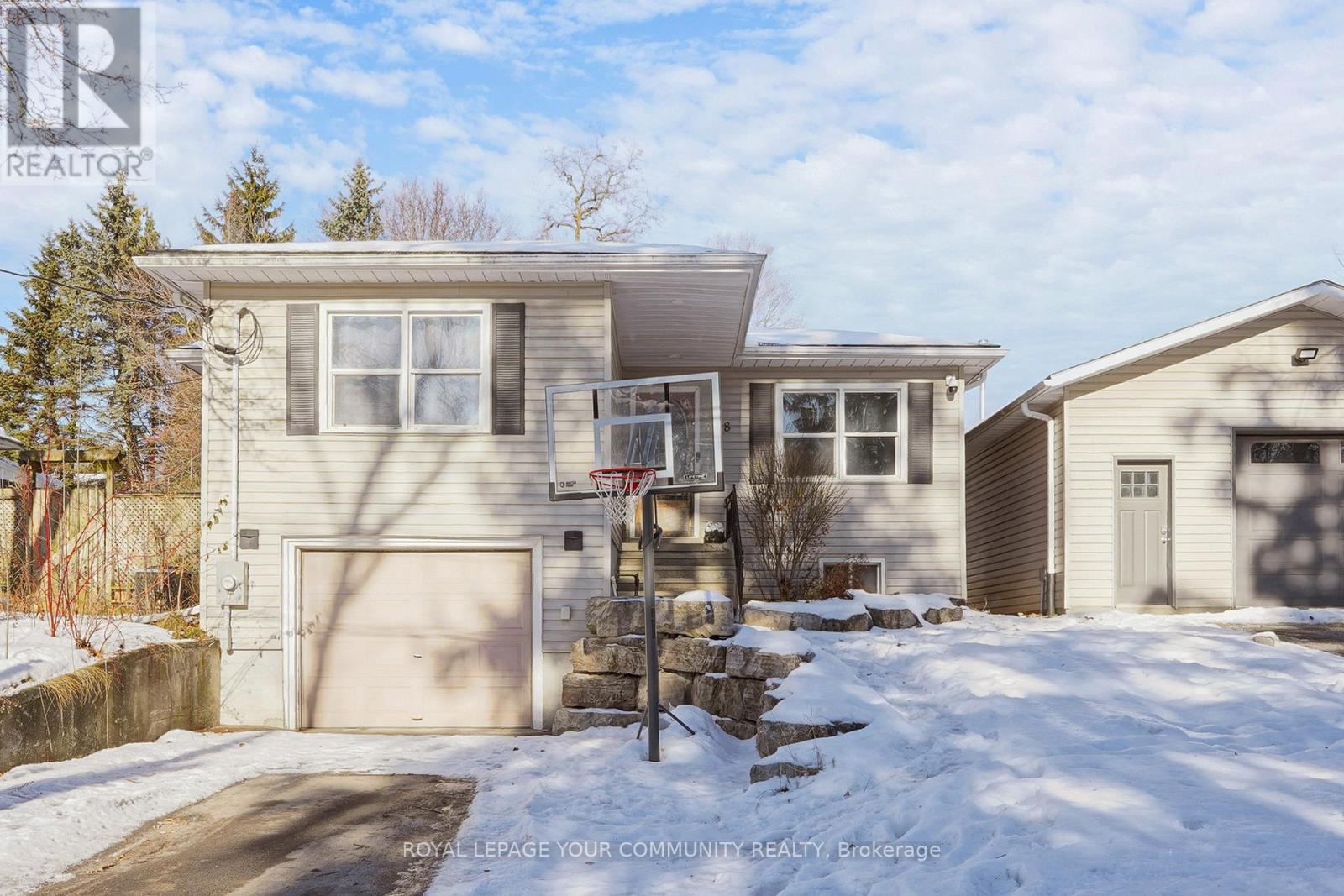 8 Victor Drive, Whitchurch-Stouffville, Ontario  L4A 3G5 - Photo 5 - N12694100