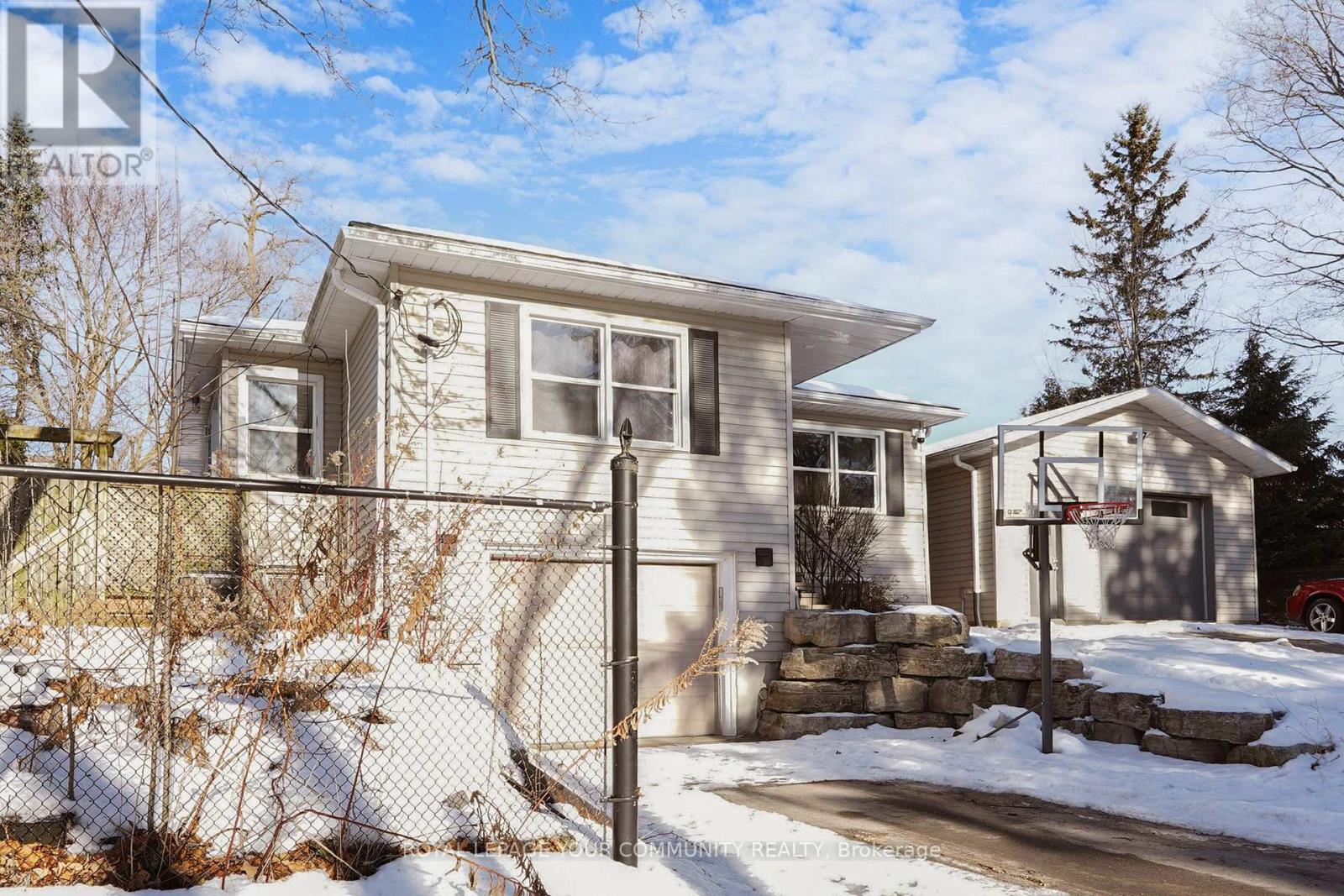 8 Victor Drive, Whitchurch-Stouffville, Ontario  L4A 3G5 - Photo 6 - N12694100