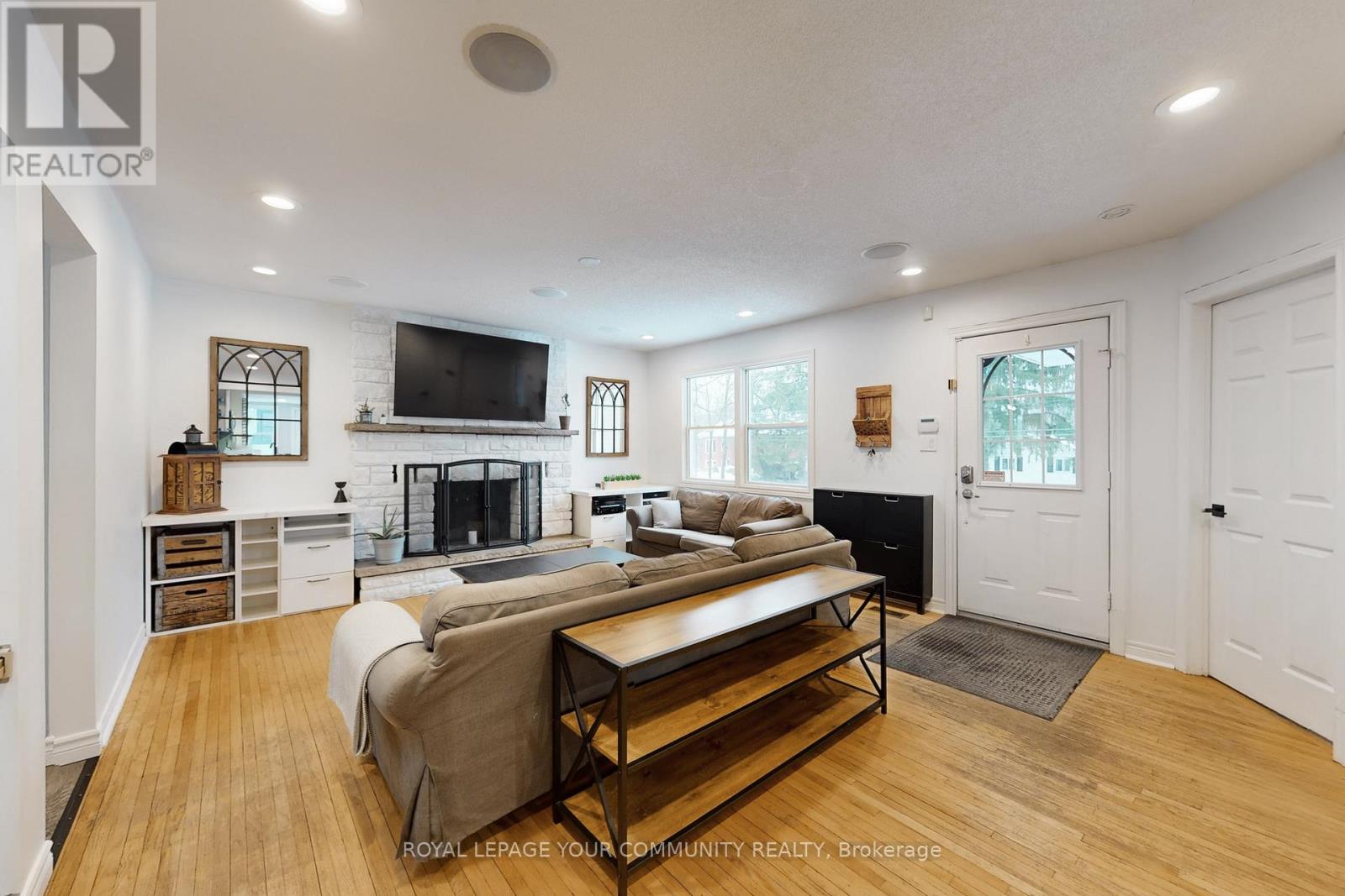 8 Victor Drive, Whitchurch-Stouffville, Ontario  L4A 3G5 - Photo 7 - N12694100