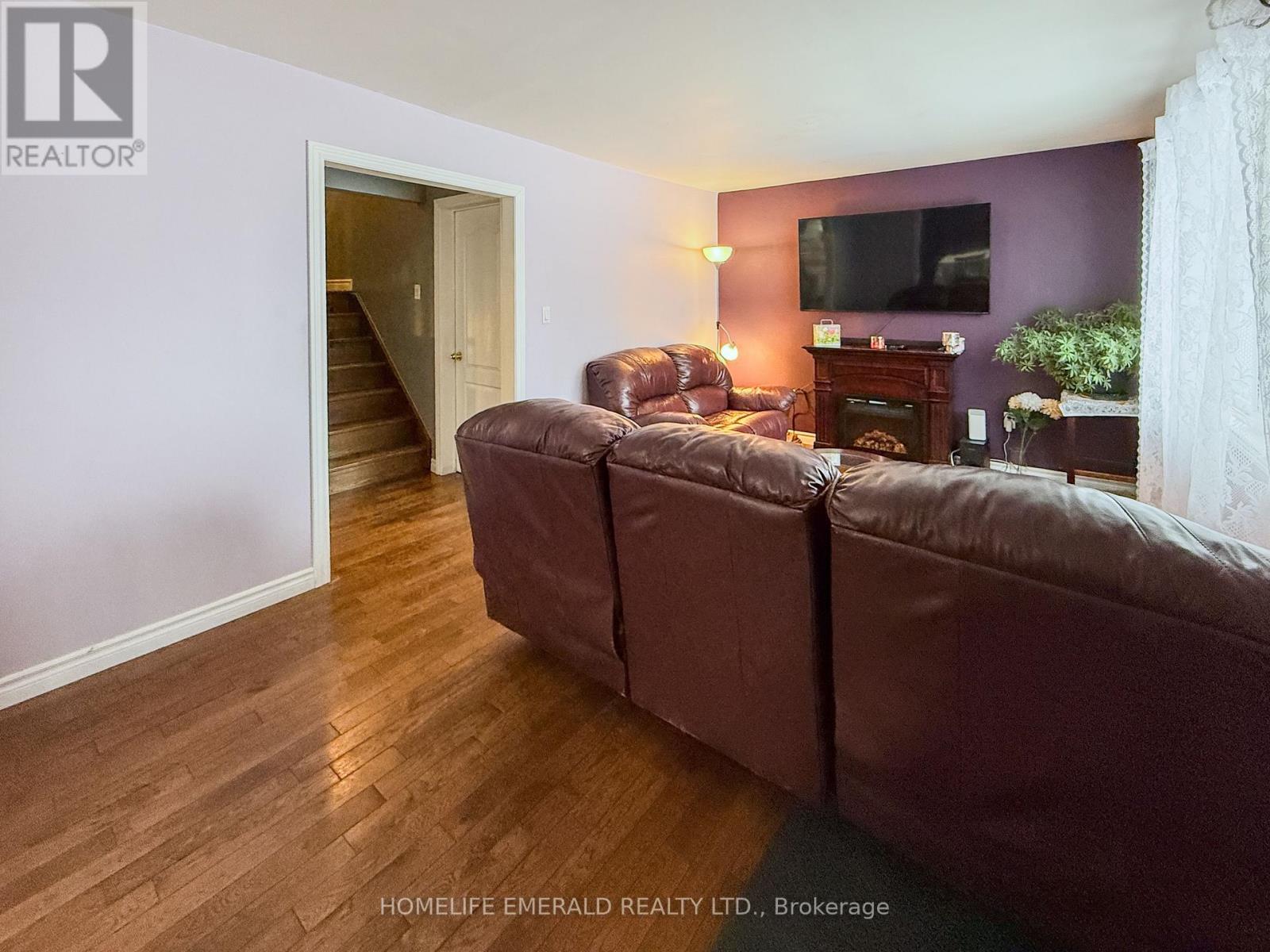 11 Centre Street, Essa, Ontario  L0M 1B0 - Photo 4 - N12694202