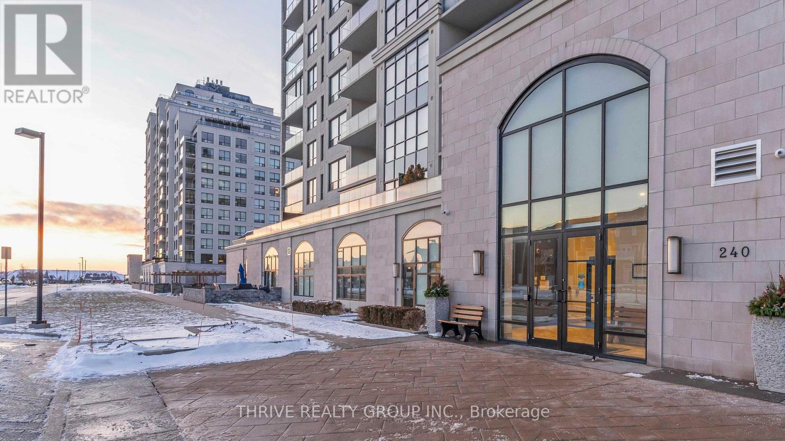 401 - 240 Villagewalk Boulevard, London North, Ontario  N6G 0P6 - Photo 2 - X12694306