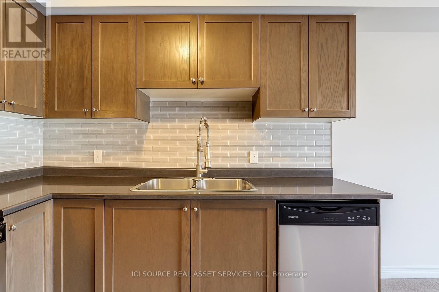 71 Tabaret Crescent, Oshawa, Ontario  L1L 0G5 - Photo 8 - E12694146