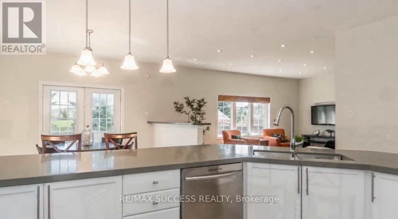 5847 Summerside Drive, Mississauga, Ontario  L5M 6J5 - Photo 9 - W12595442