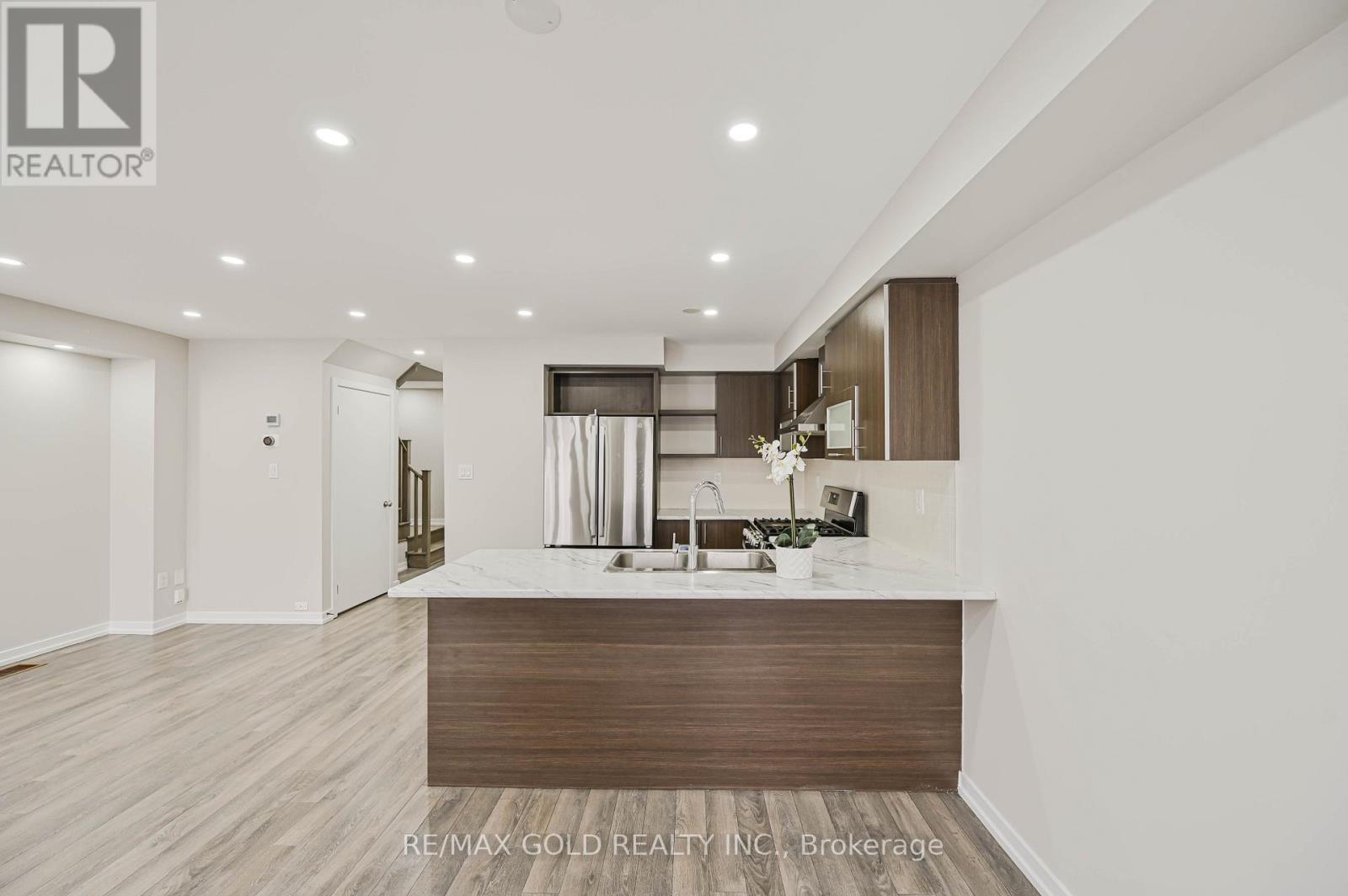 94 Golden Springs Drive, Brampton, Ontario  L7A 4N6 - Photo 14 - W12694128