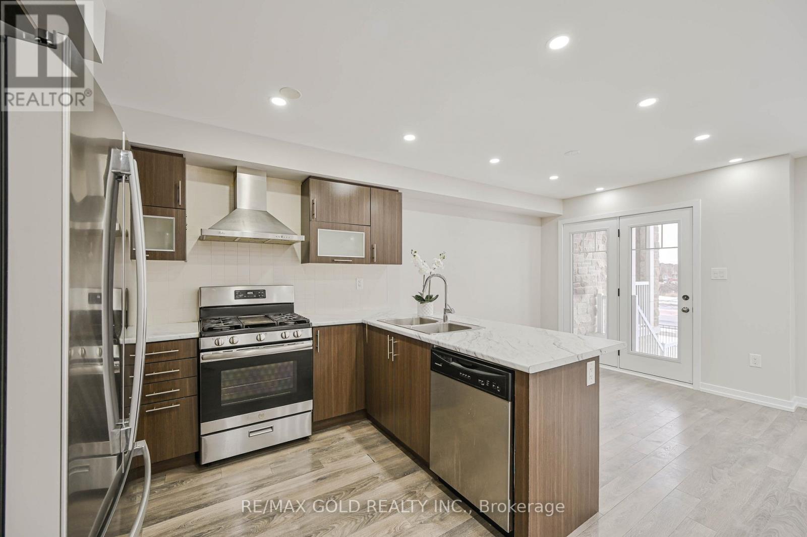 94 Golden Springs Drive, Brampton, Ontario  L7A 4N6 - Photo 11 - W12694128