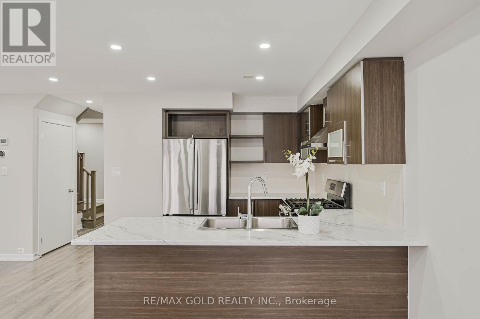 94 Golden Springs Drive, Brampton, Ontario  L7A 4N6 - Photo 15 - W12694128