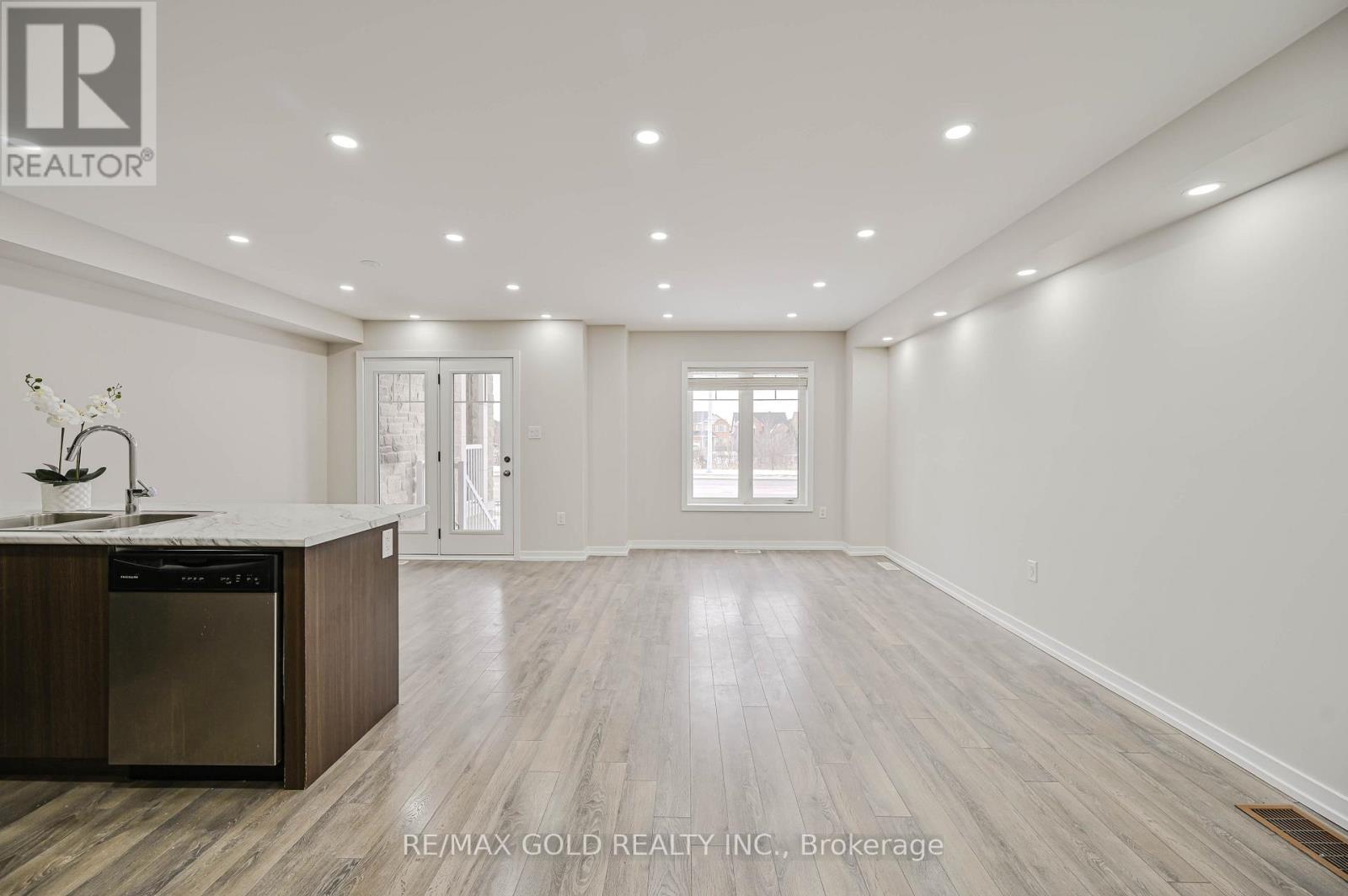 94 Golden Springs Drive, Brampton, Ontario  L7A 4N6 - Photo 8 - W12694128