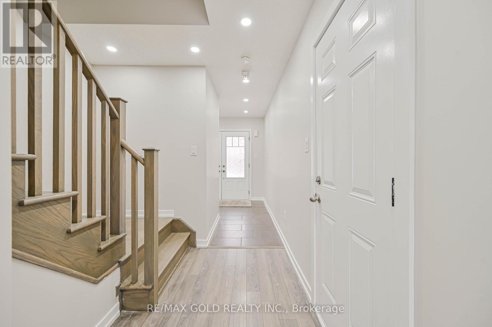 94 Golden Springs Drive, Brampton, Ontario  L7A 4N6 - Photo 5 - W12694128