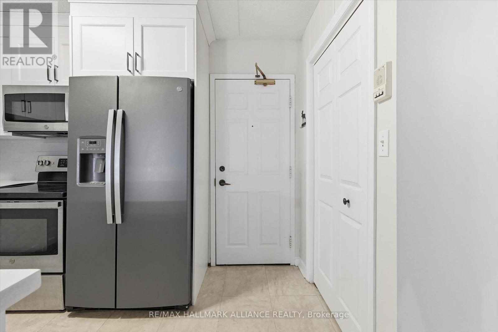 209 - 4013 Kilmer Drive, Burlington, Ontario  L7M 4M3 - Photo 2 - W12694122