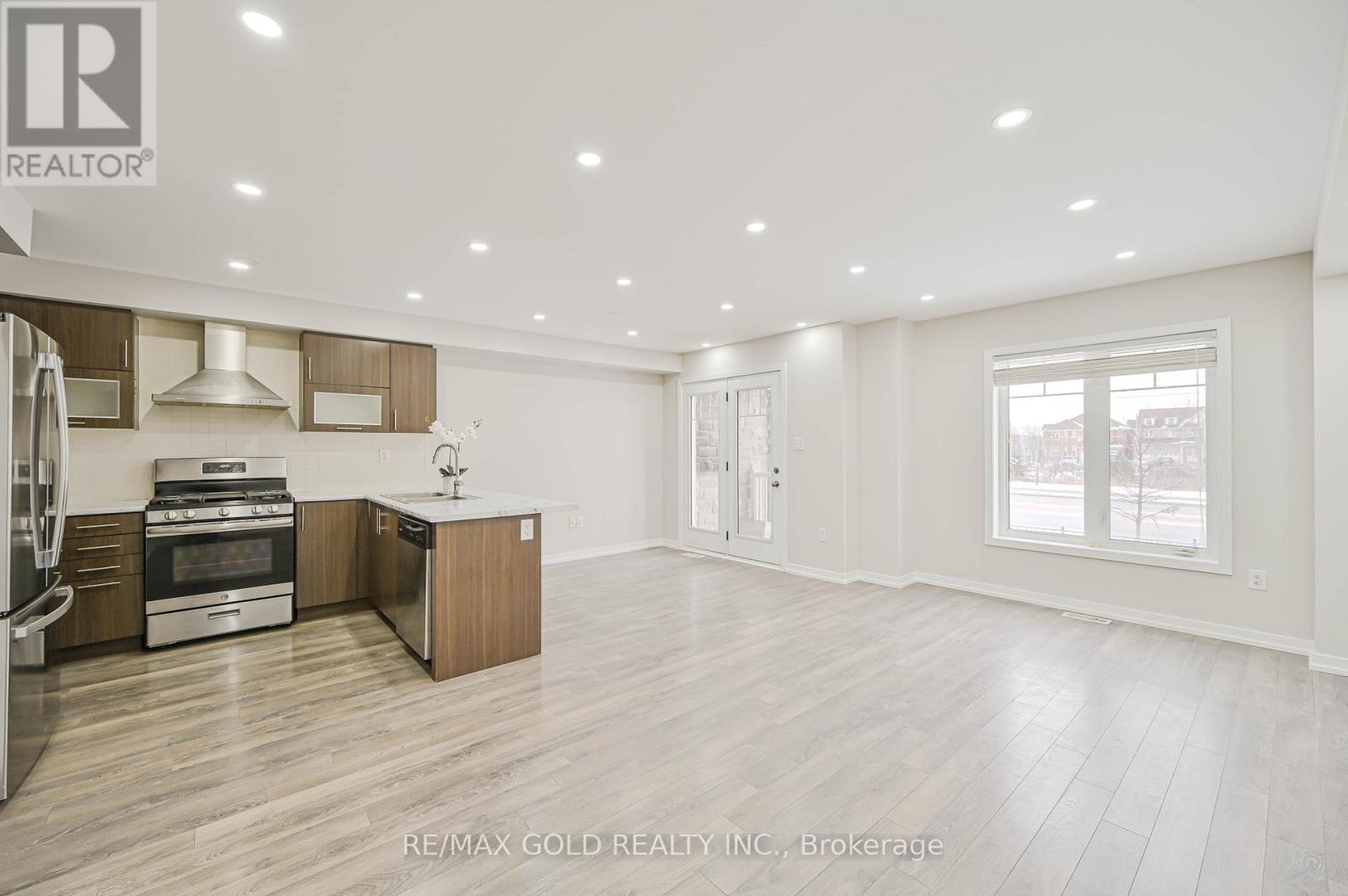 94 Golden Springs Drive, Brampton, Ontario  L7A 4N6 - Photo 9 - W12694128