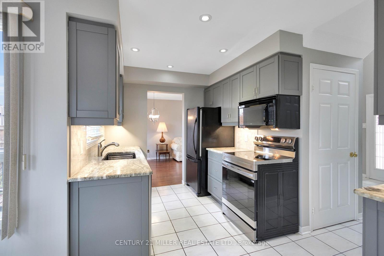 2185 Vista Drive, Burlington, Ontario  L7M 3N7 - Photo 9 - W12694144