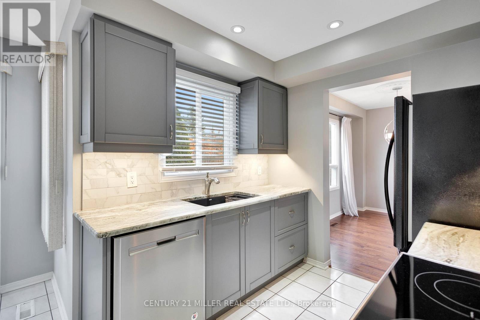 2185 Vista Drive, Burlington, Ontario  L7M 3N7 - Photo 10 - W12694144