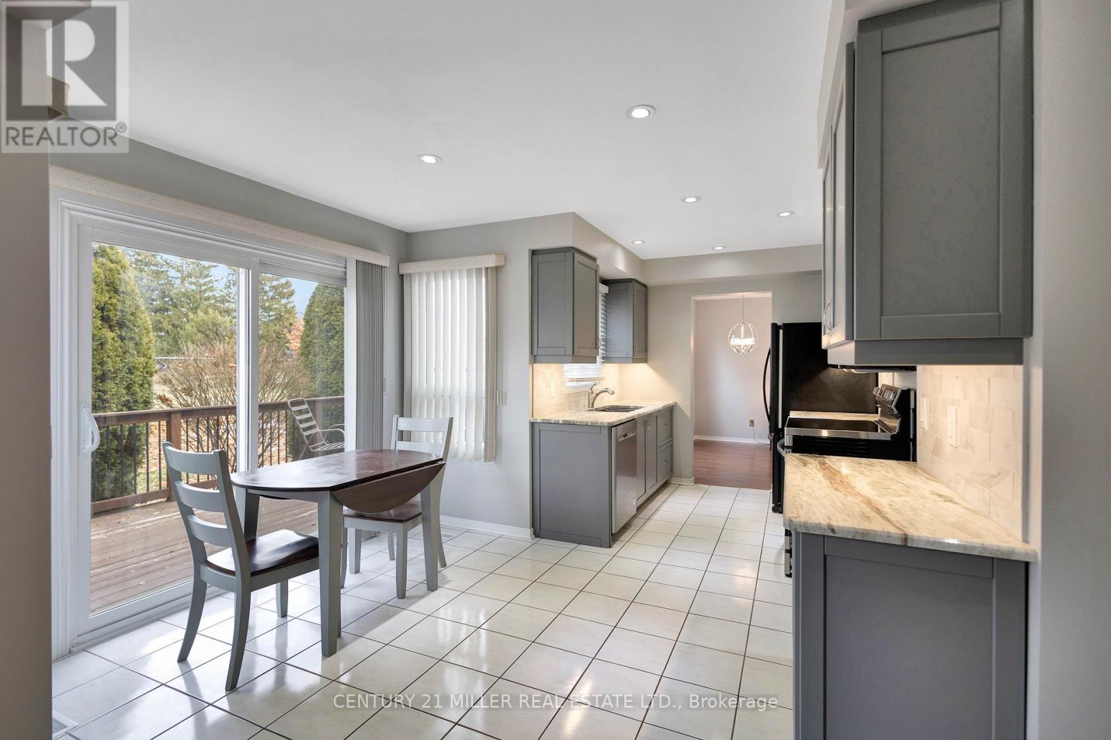 2185 Vista Drive, Burlington, Ontario  L7M 3N7 - Photo 8 - W12694144