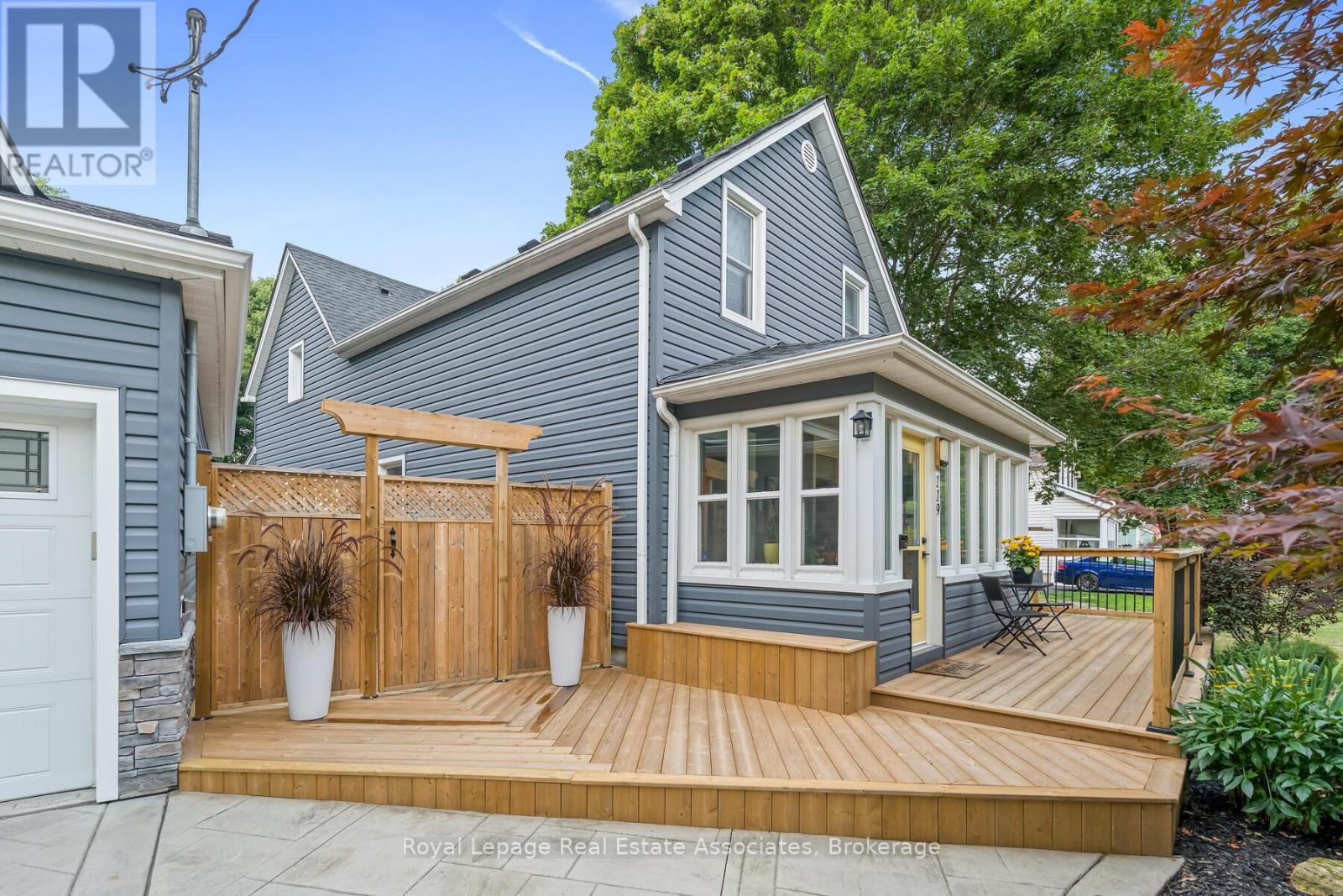 119 Crescent Street, Halton Hills, Ontario  L7J 2E1 - Photo 2 - W12694268