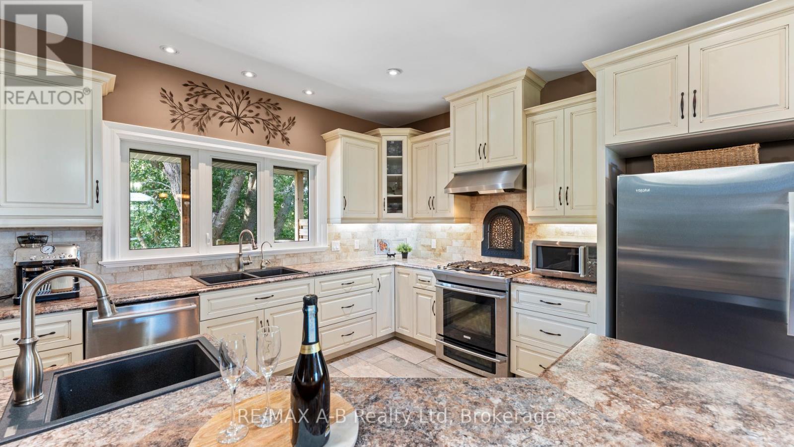 75 Thames Road, St. Marys, Ontario  N4X 1C4 - Photo 6 - X12430260