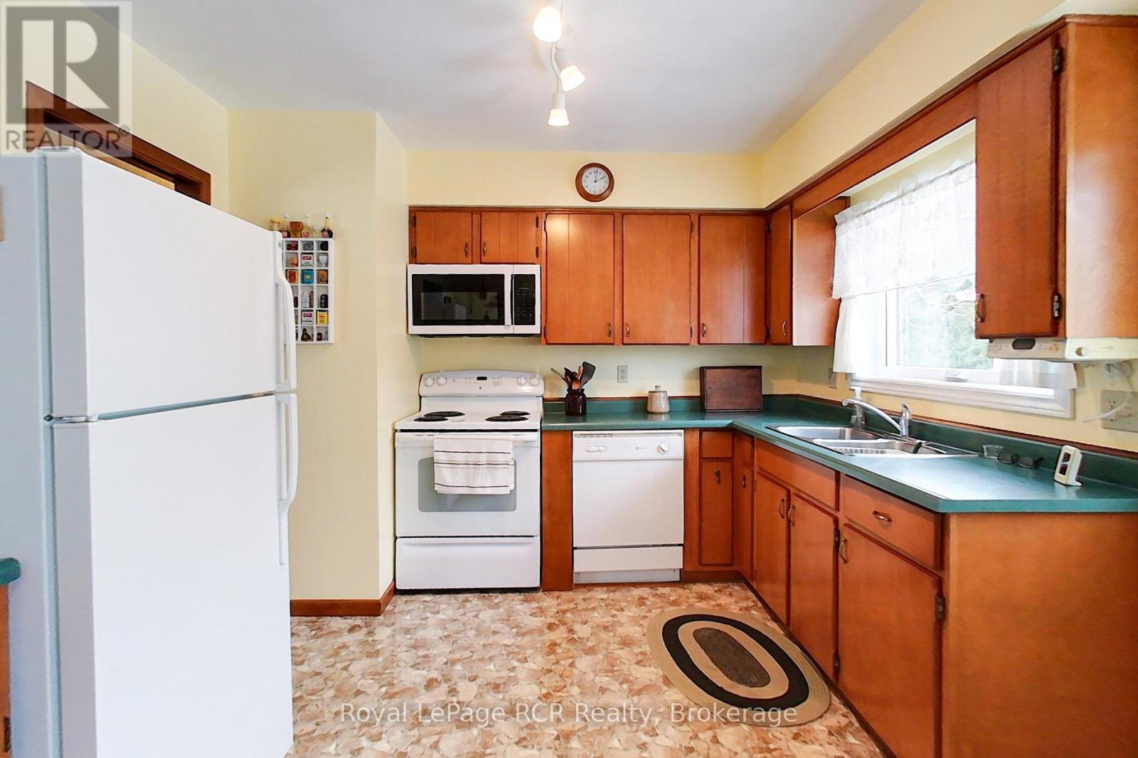 612 Garafraxa Street N, West Grey, Ontario  N0G 1R0 - Photo 11 - X12694228