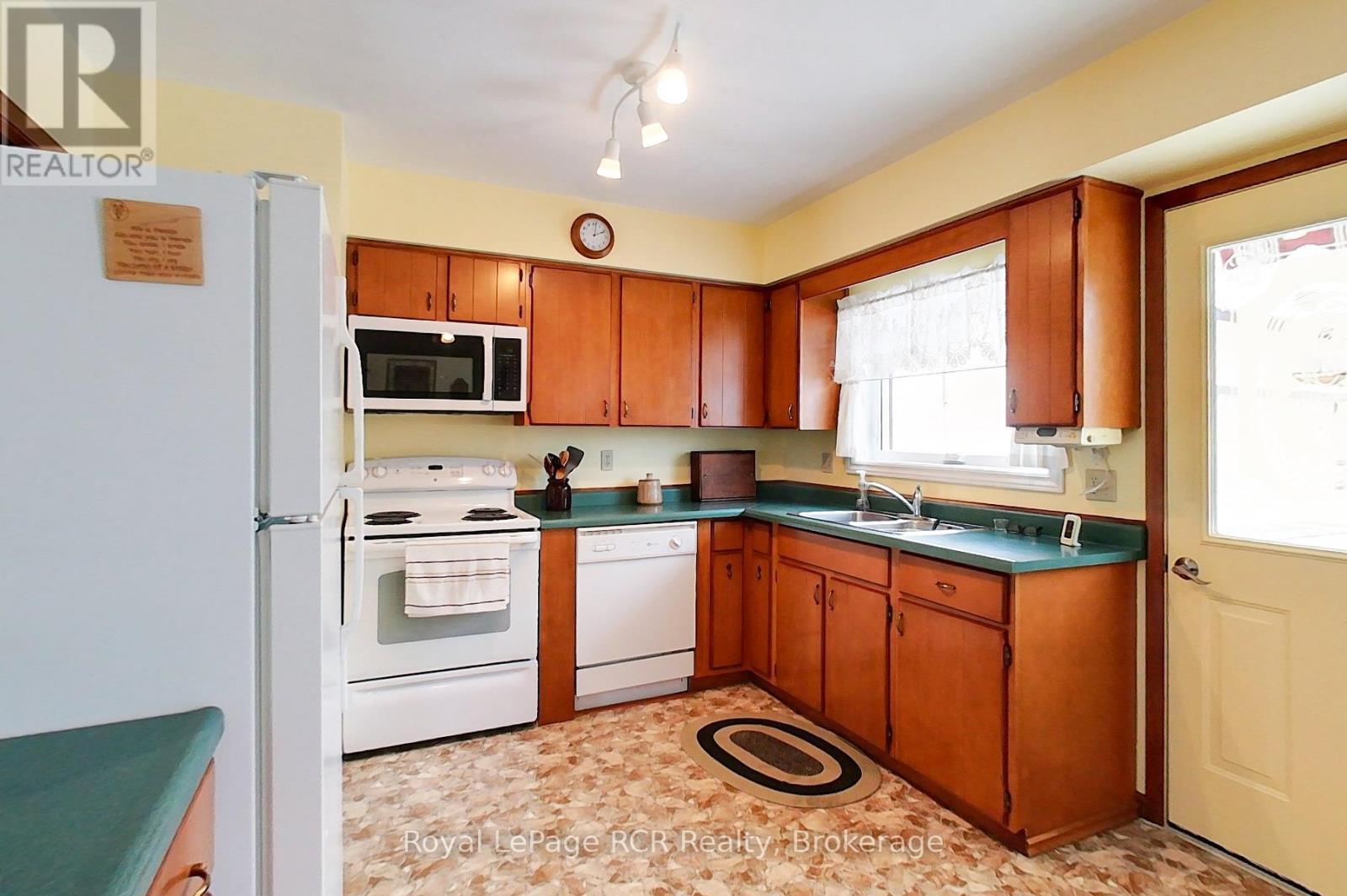 612 Garafraxa Street N, West Grey, Ontario  N0G 1R0 - Photo 10 - X12694228