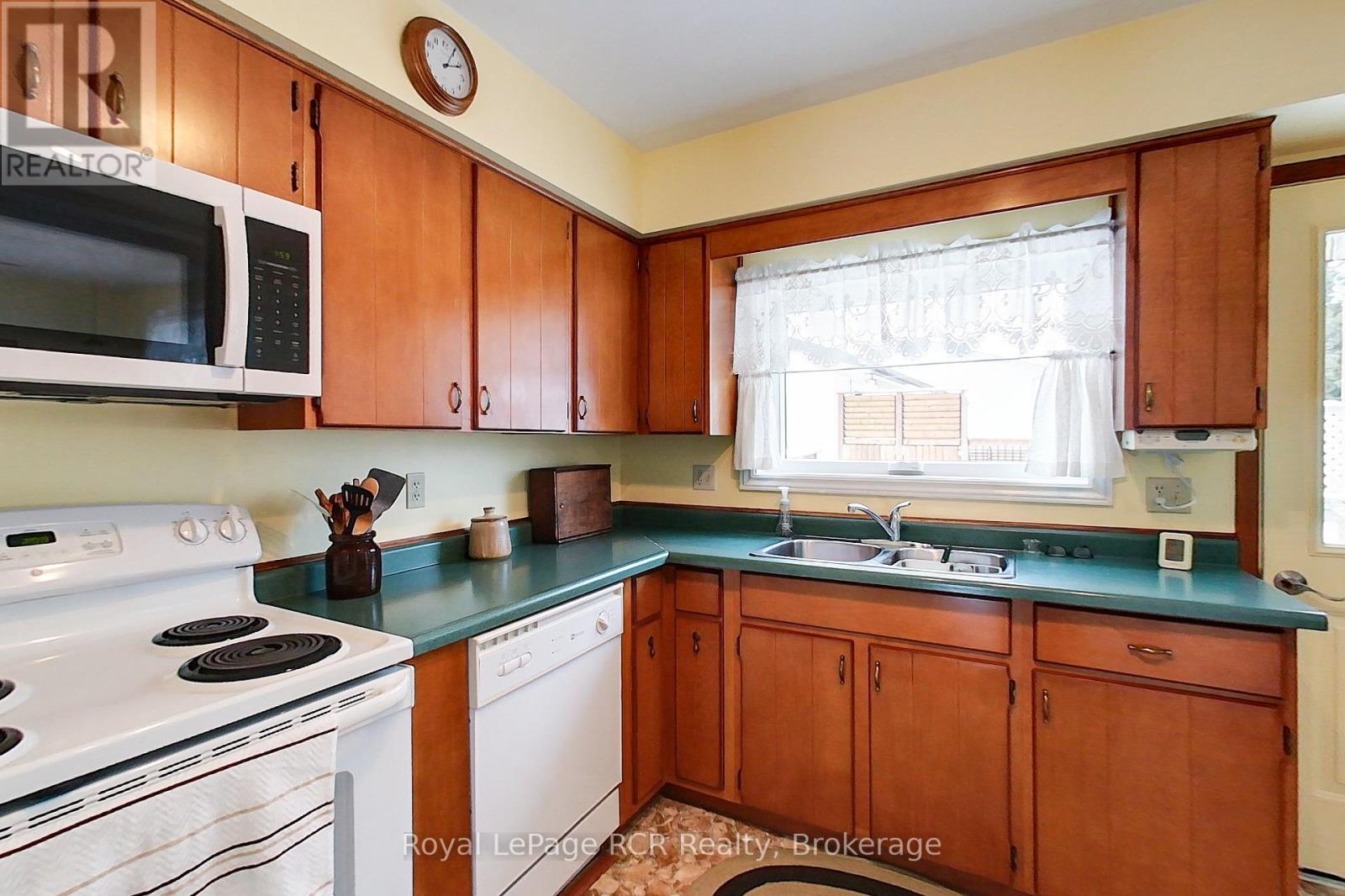 612 Garafraxa Street N, West Grey, Ontario  N0G 1R0 - Photo 14 - X12694228