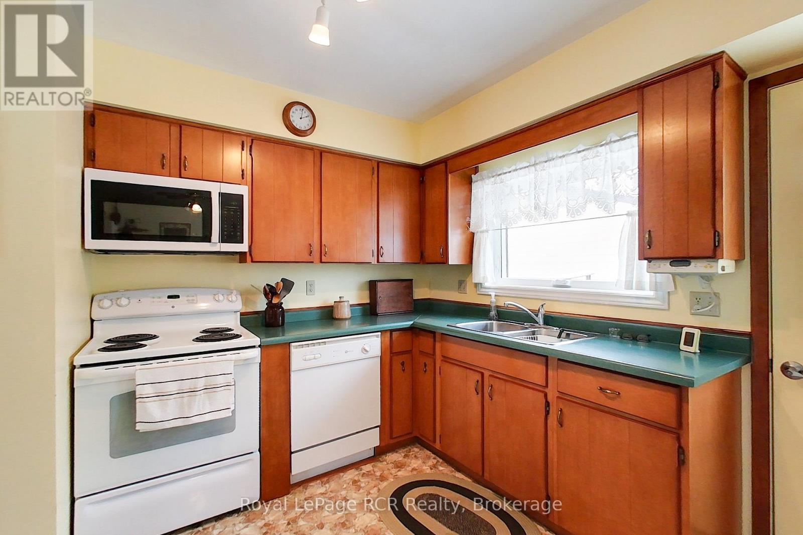 612 Garafraxa Street N, West Grey, Ontario  N0G 1R0 - Photo 12 - X12694228