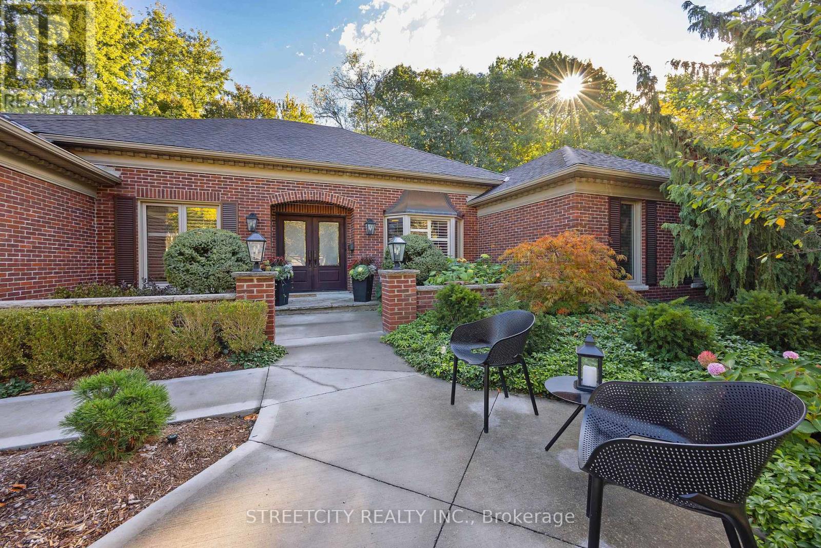 <div class="slider-price">$1,999,900</div><p>46 Foxborough Grove, London South, Ontario</p>