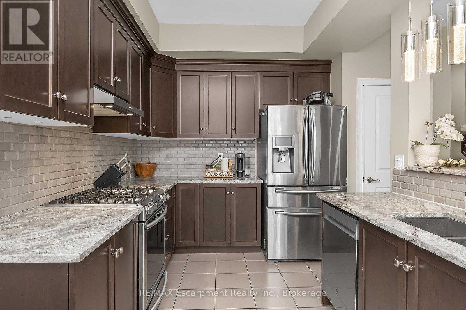 21 - 8 Lakelawn Road, Grimsby, Ontario  L3M 0G1 - Photo 12 - X12694426