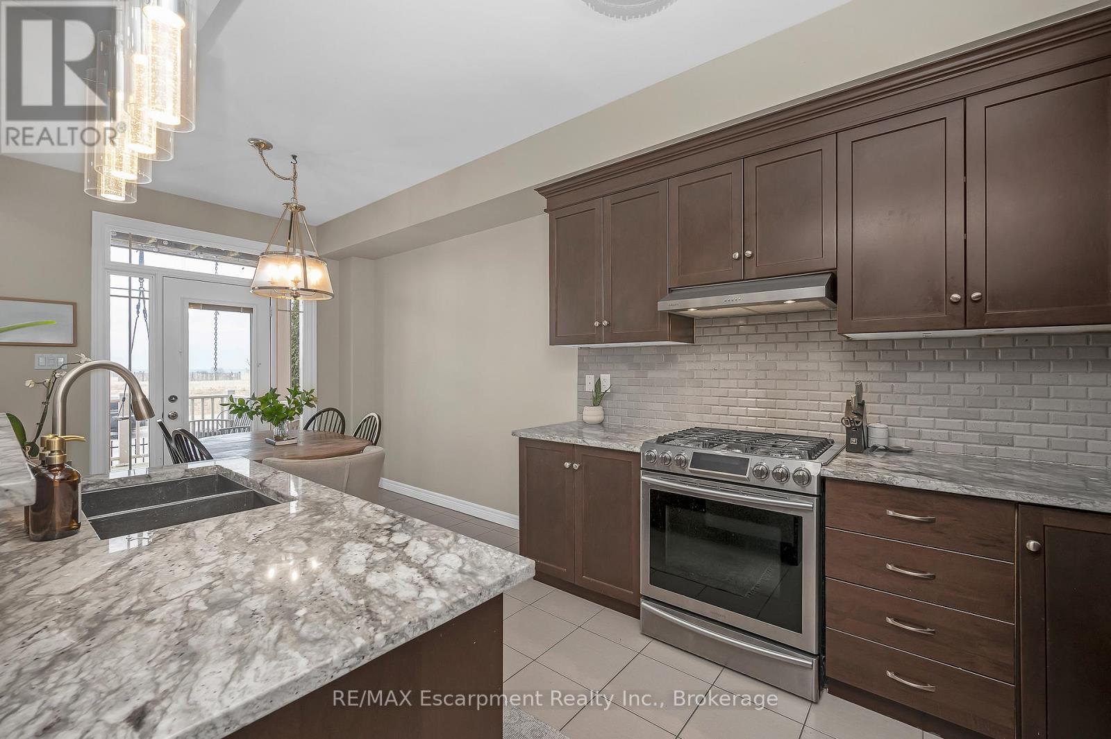 21 - 8 Lakelawn Road, Grimsby, Ontario  L3M 0G1 - Photo 13 - X12694426