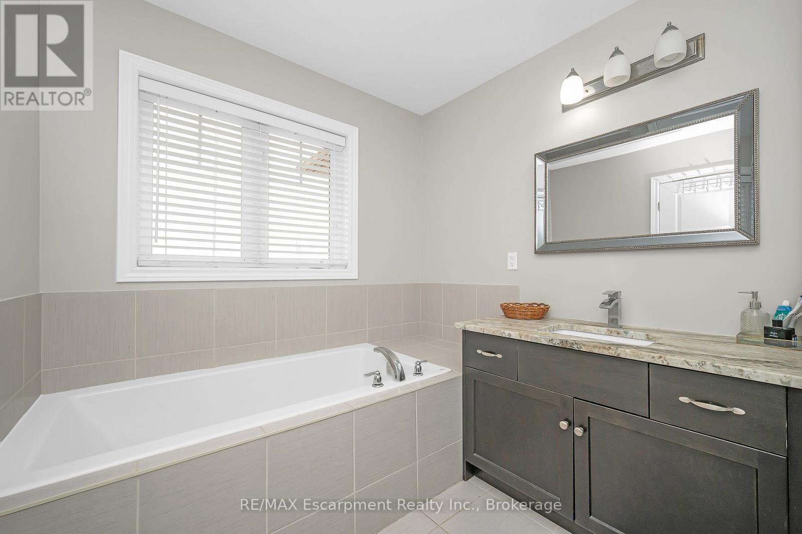 21 - 8 Lakelawn Road, Grimsby, Ontario  L3M 0G1 - Photo 21 - X12694426