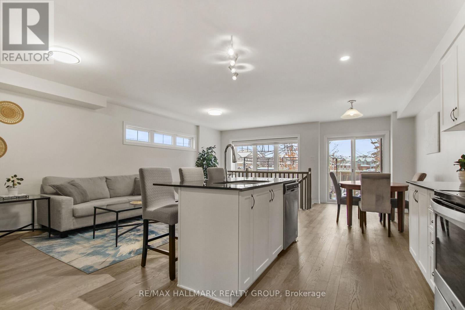 501 Parade Drive, Ottawa, Ontario  K2S 0X7 - Photo 5 - X12694632