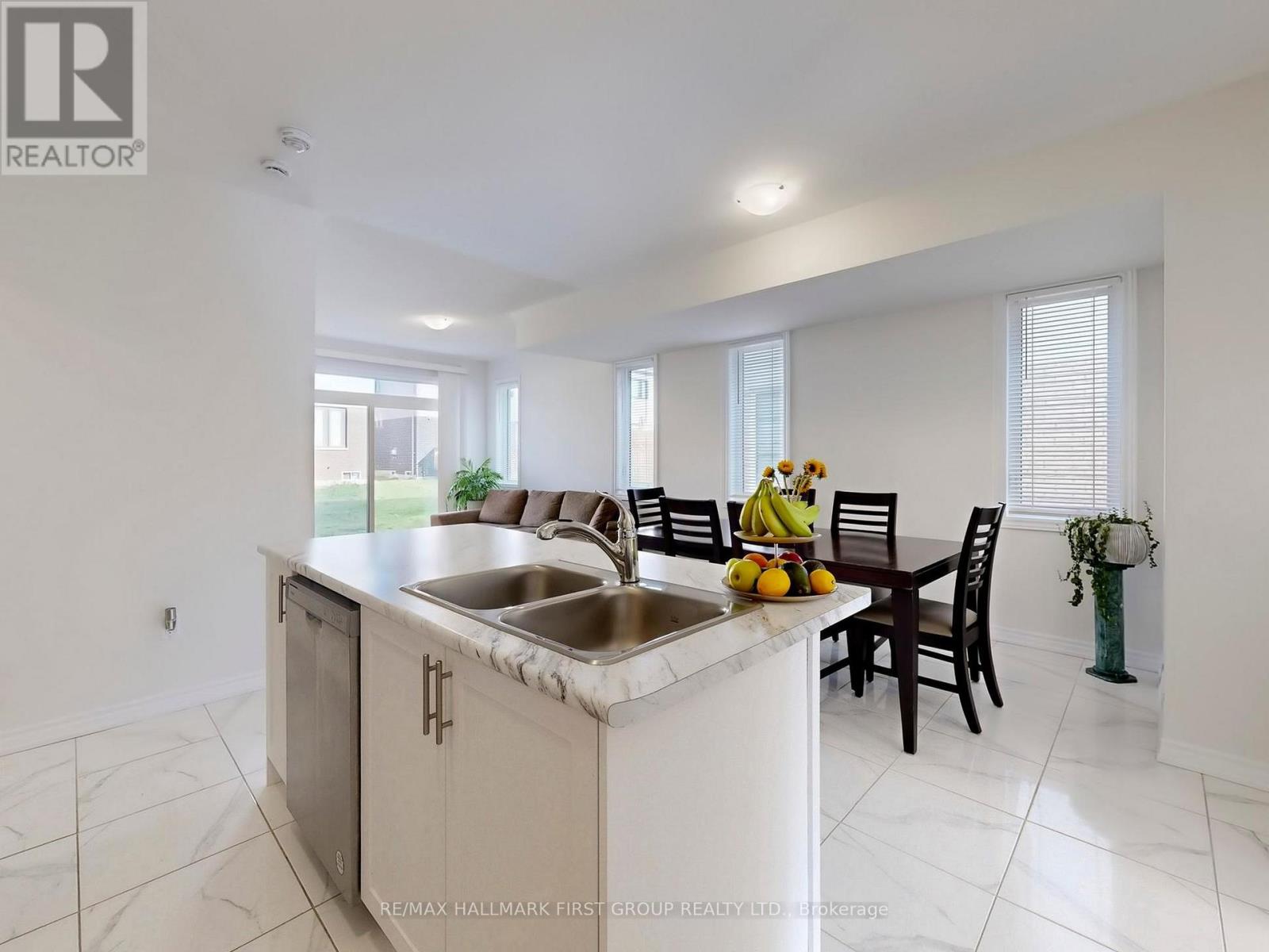 18 Ludlow Drive, Barrie, Ontario  L9J 0L8 - Photo 9 - S12694032