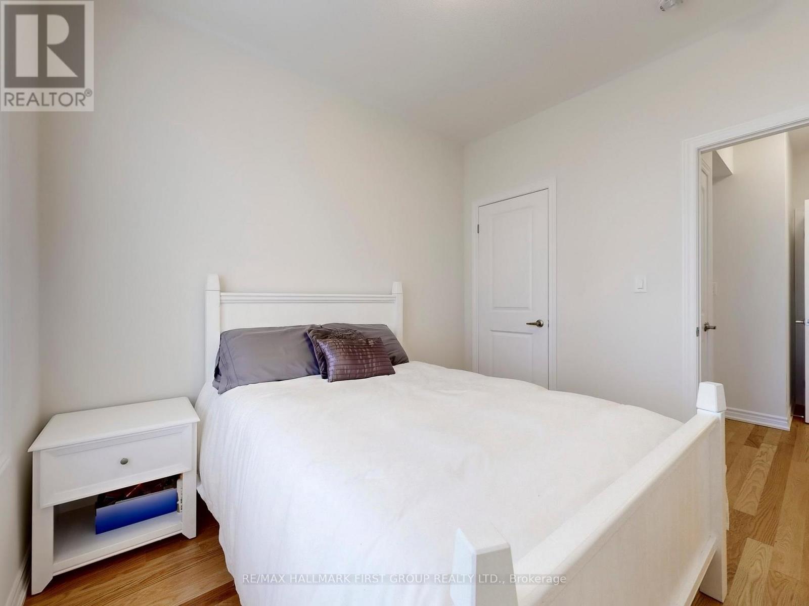 18 Ludlow Drive, Barrie, Ontario  L9J 0L8 - Photo 12 - S12694032