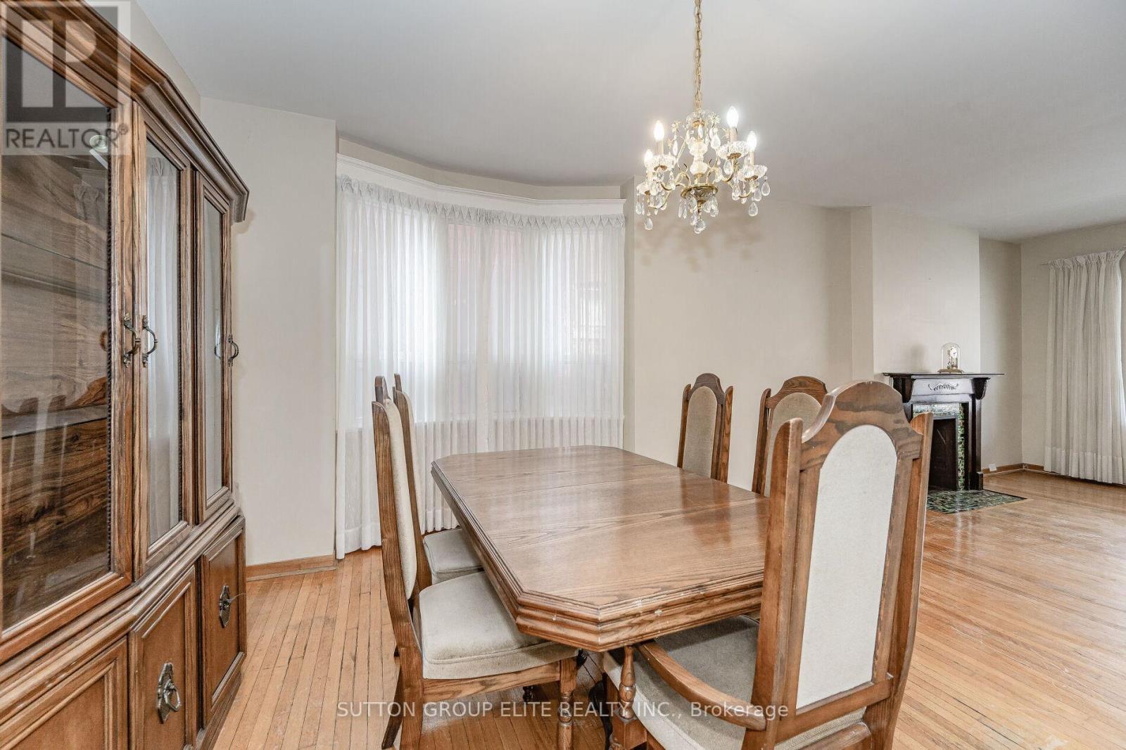 Upper - 23 Burnfield Avenue, Toronto, Ontario  M6G 1Y4 - Photo 11 - W12694016