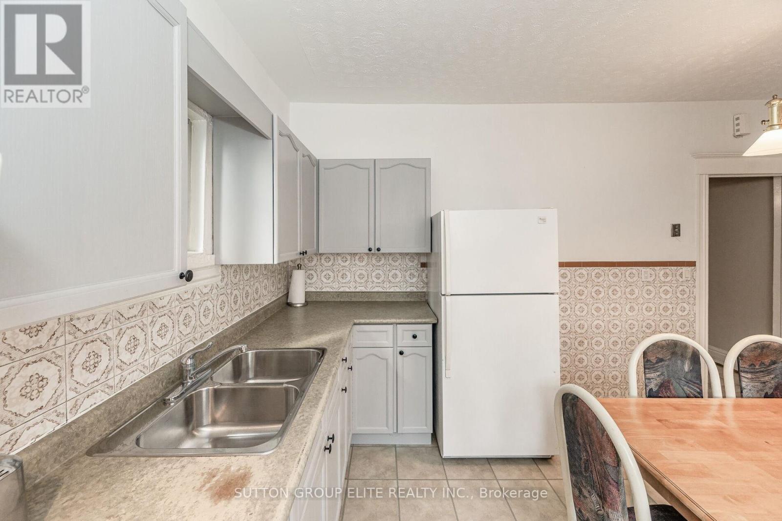 Upper - 23 Burnfield Avenue, Toronto, Ontario  M6G 1Y4 - Photo 15 - W12694016